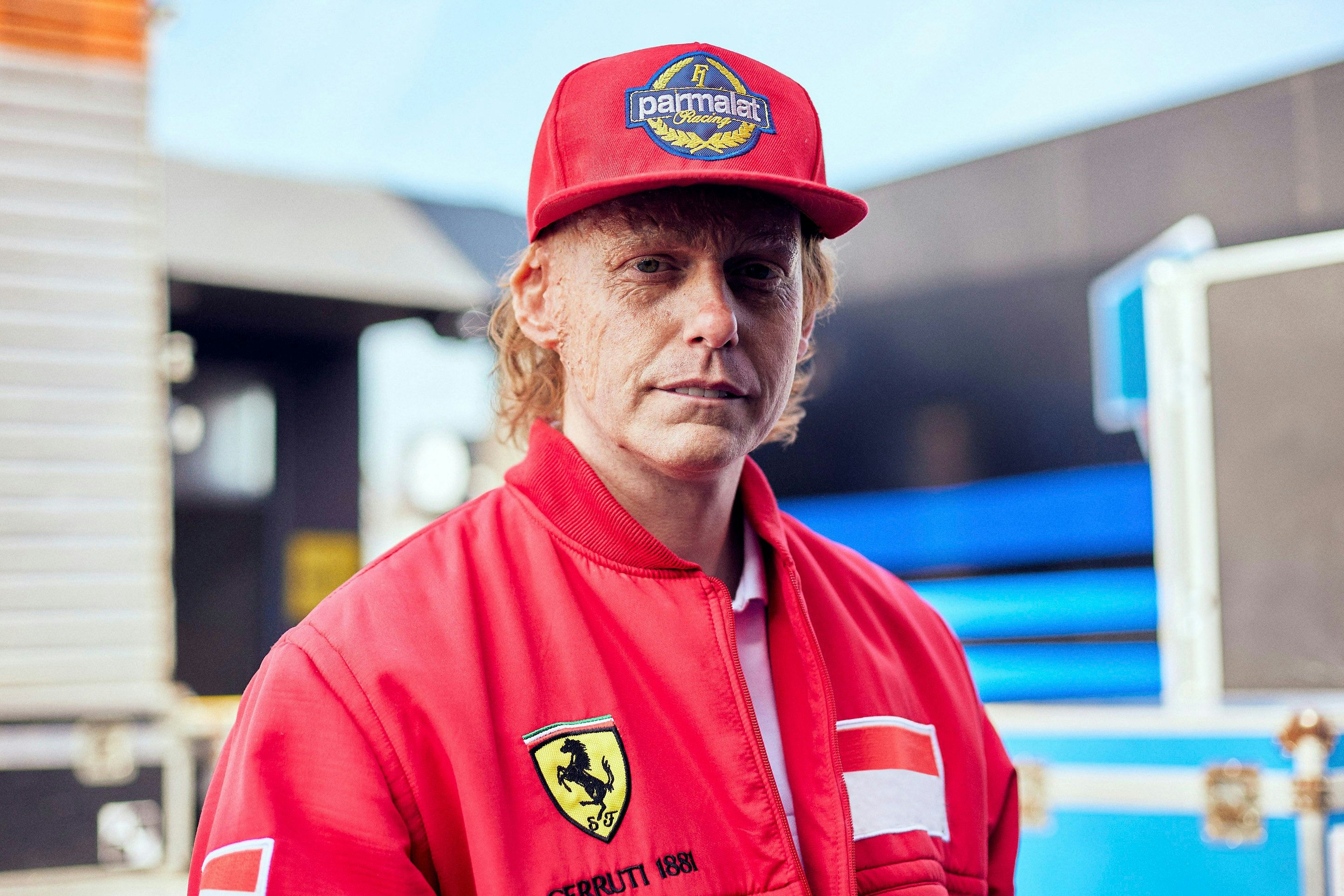 Als Niki Lauda ist der deutsche Schauspieler Johannes Heinrichs zu sehen. Österreichs dreimaliger Weltmeister fuhr in seinen letzten beiden Formel-1-Jahren gegen Senna