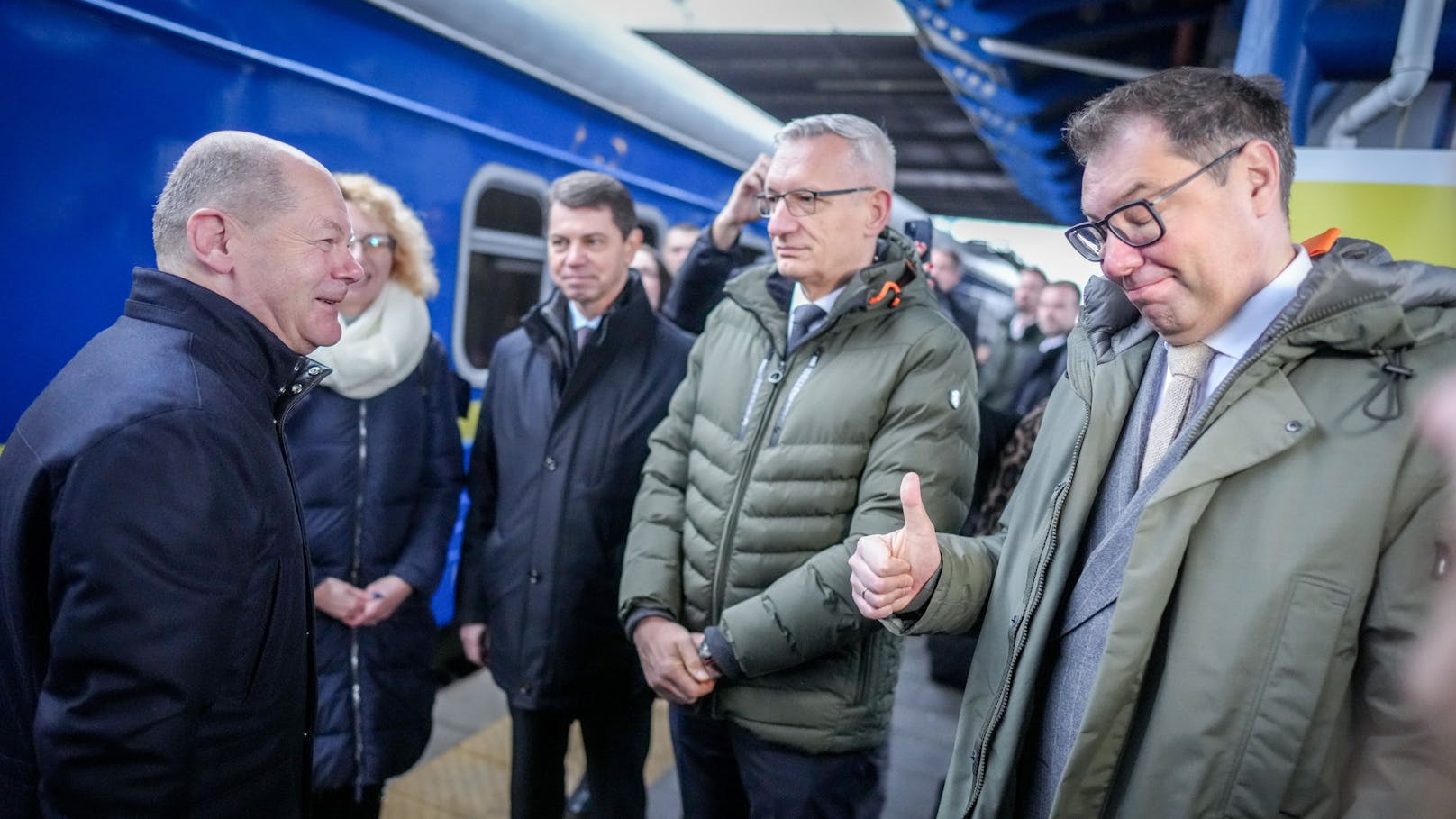 Am Montagmorgen ist der deutsche Bundeskanzler Olaf Scholz überraschend in Kiew zu Besuch. .