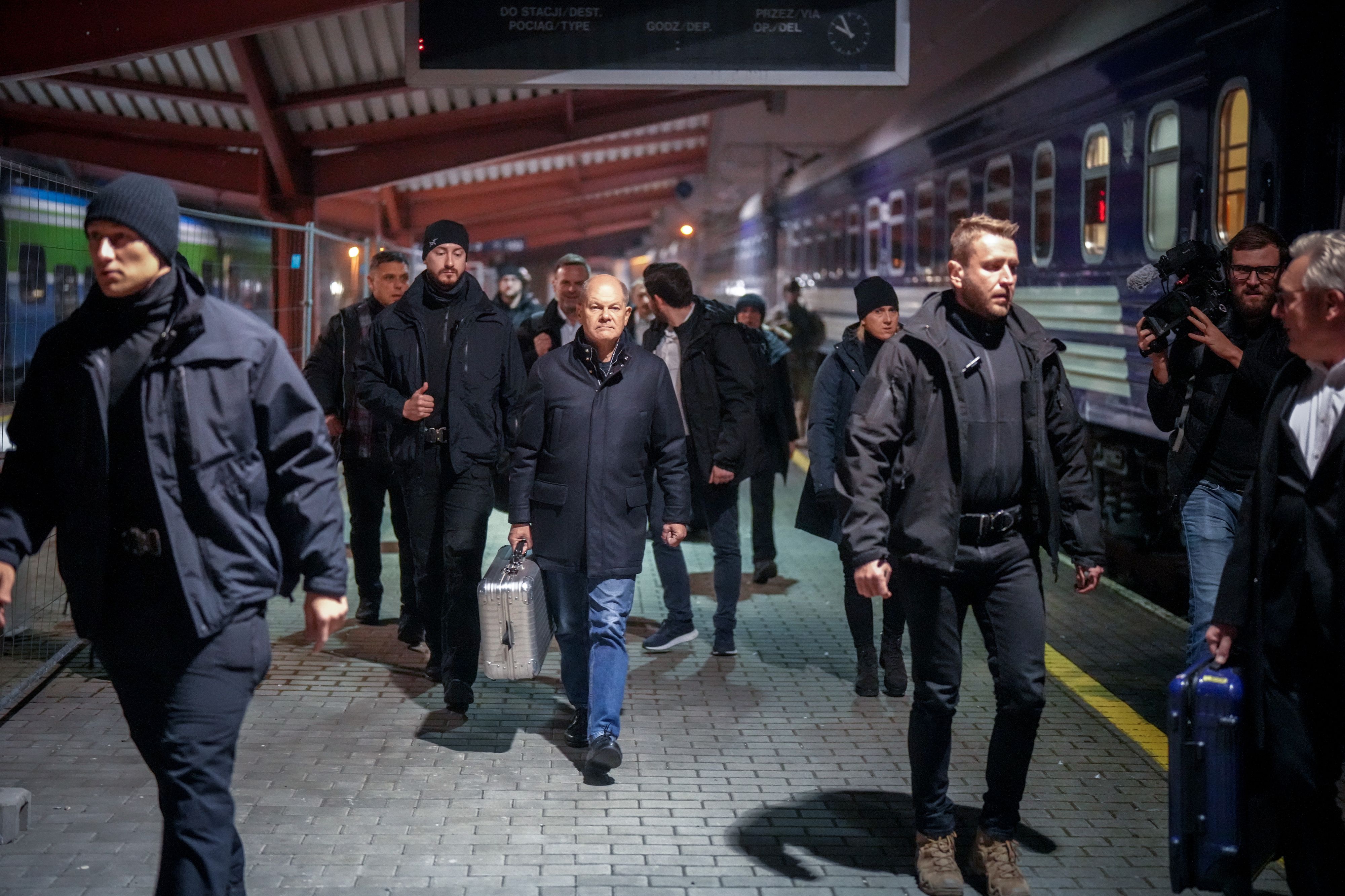 Im Gepäck bei seinem Kiew-Besuch hat Scholz Versprechen für weitere Waffenlieferungen. 