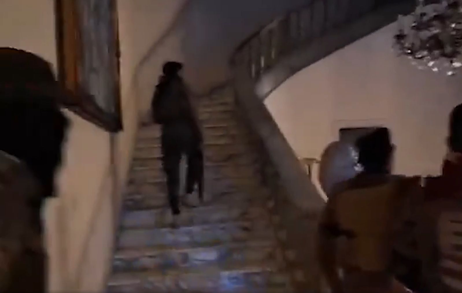 Syrien: Am Sonntagabend strahlte der Nachrichtensender Al Jazeera Aufnahmen aus, die zeigen, wie die Jihadisten ein Anwesen, das Baschar al Assad gehören soll, unter ihre Kontrolle gebracht haben.