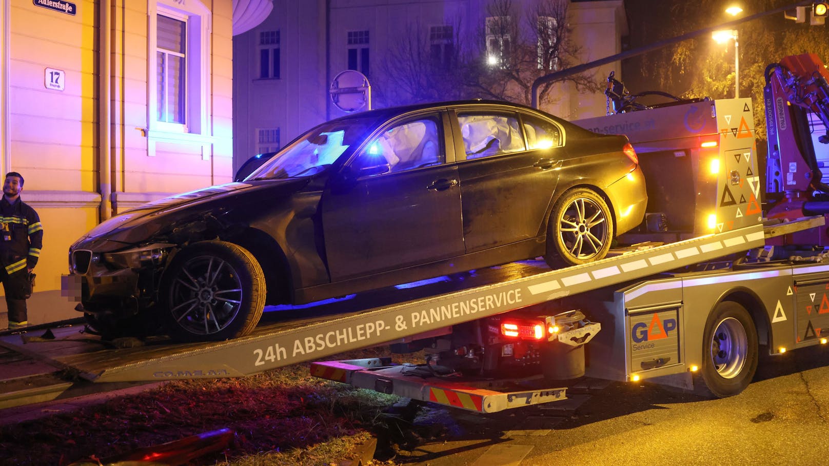 Ein BMW ist am späten Sonntagabend in Wels-Innenstadt am Ausgang der Kurve von der Straße abgekommen, auf eine Grüninsel gelangt und dann gegen eine Straßenbeleuchtung gekracht.