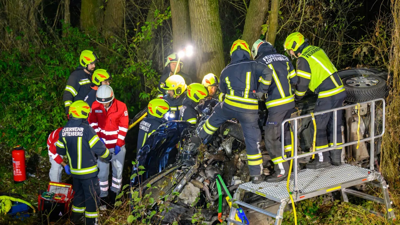 Am Sonntag ereignete sich in Luftenberg an der Donau ein schwerer Verkehrsunfall auf der B3, bei dem zwei Fahrzeuge frontal kollidierten. Durch die Wucht des Zusammenstoßes wurde eines der Fahrzeuge über die Leitschiene geschleudert.