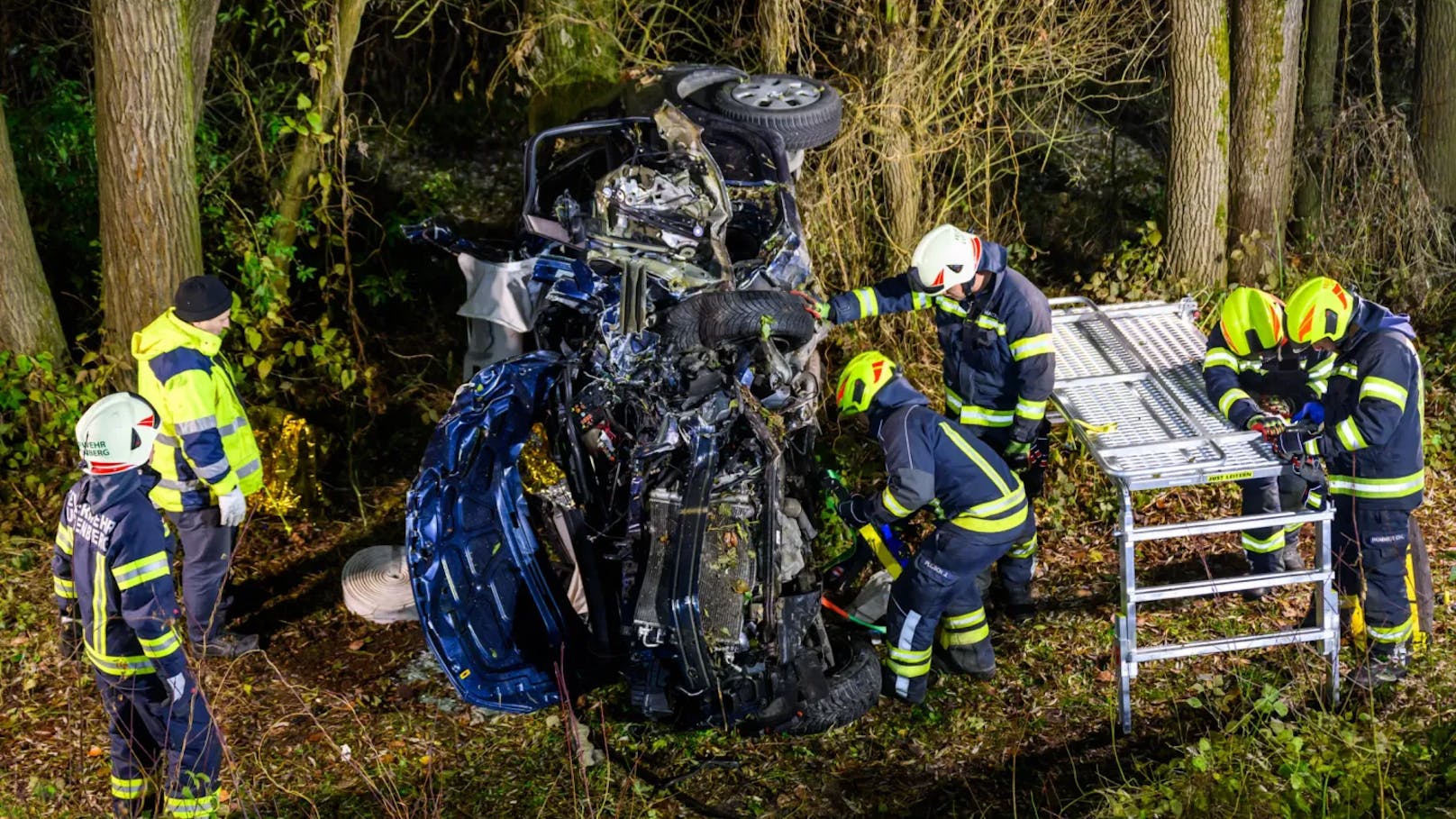 Am Sonntag ereignete sich in Luftenberg an der Donau ein schwerer Verkehrsunfall auf der B3, bei dem zwei Fahrzeuge frontal kollidierten. Durch die Wucht des Zusammenstoßes wurde eines der Fahrzeuge über die Leitschiene geschleudert.