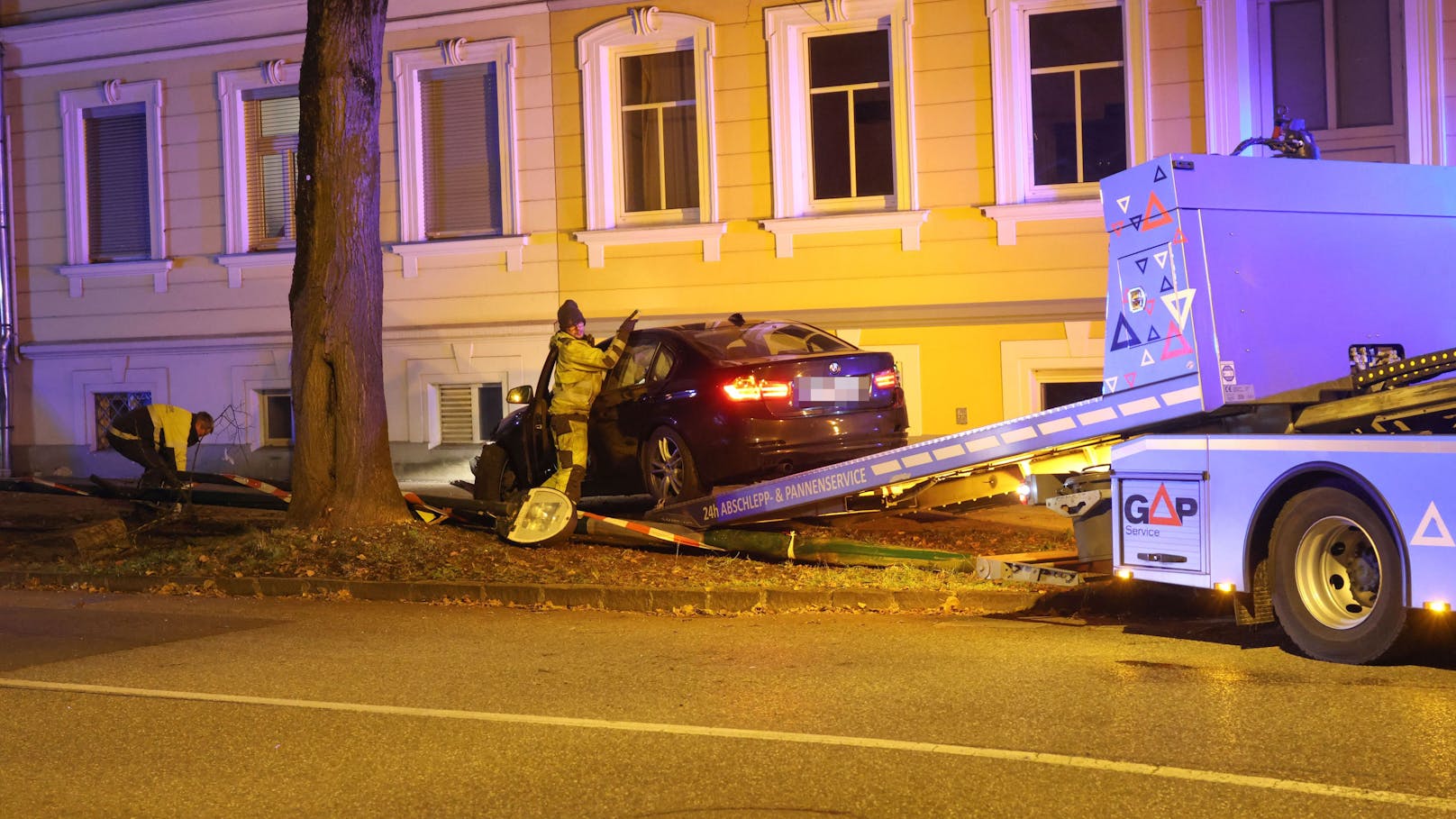 Ein BMW ist am späten Sonntagabend in Wels-Innenstadt am Ausgang der Kurve von der Straße abgekommen, auf eine Grüninsel gelangt und dann gegen eine Straßenbeleuchtung gekracht.