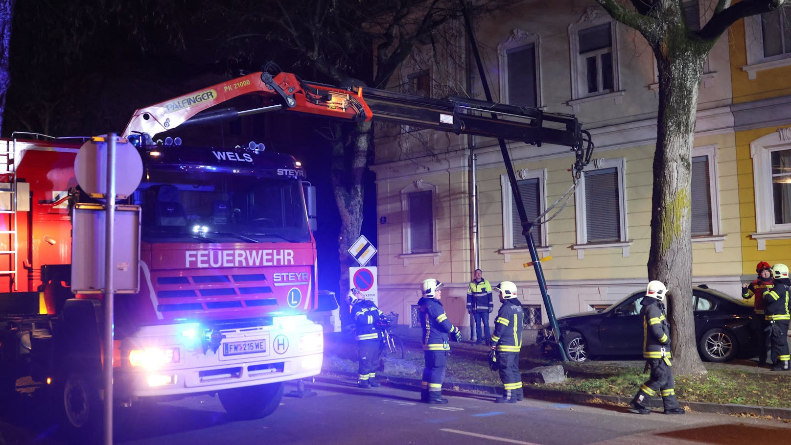 Ein BMW ist am späten Sonntagabend in Wels-Innenstadt am Ausgang der Kurve von der Straße abgekommen, auf eine Grüninsel gelangt und dann gegen eine Straßenbeleuchtung gekracht.