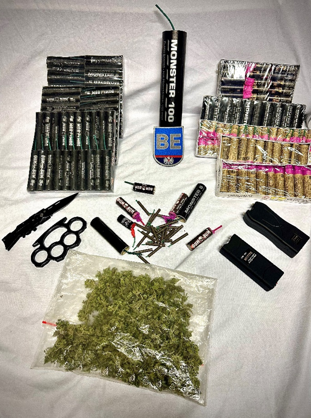 Die Polizei konnte Waffen, Drogen und Pyrotechnik sicherstellen. 