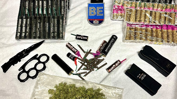 Die Polizei konnte Waffen, Drogen und Pyrotechnik sicherstellen. 