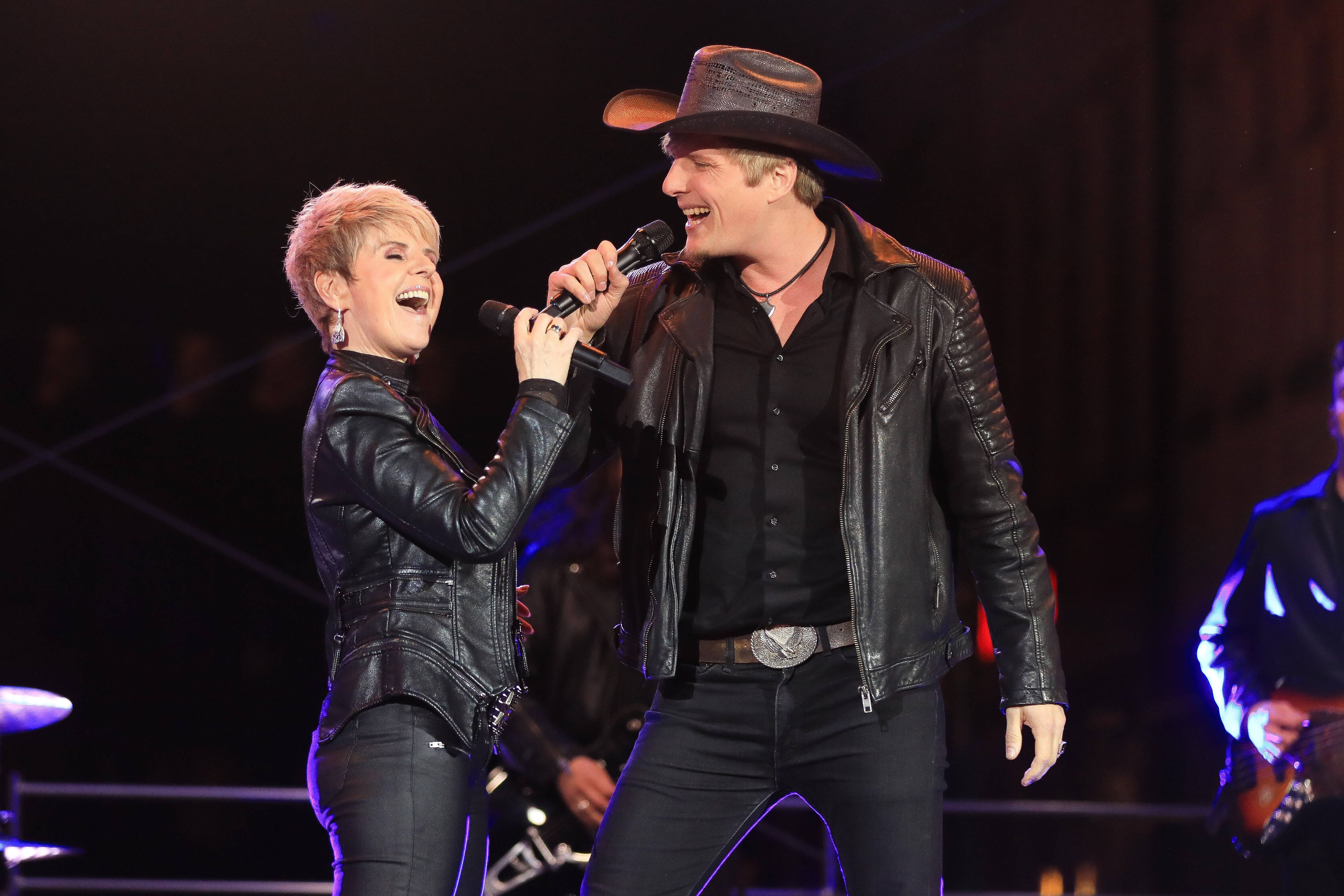 <strong>Linda Feller</strong> und <strong>Joshville</strong> auf dem Marktplatz in Hildburghausen, Deutschland.