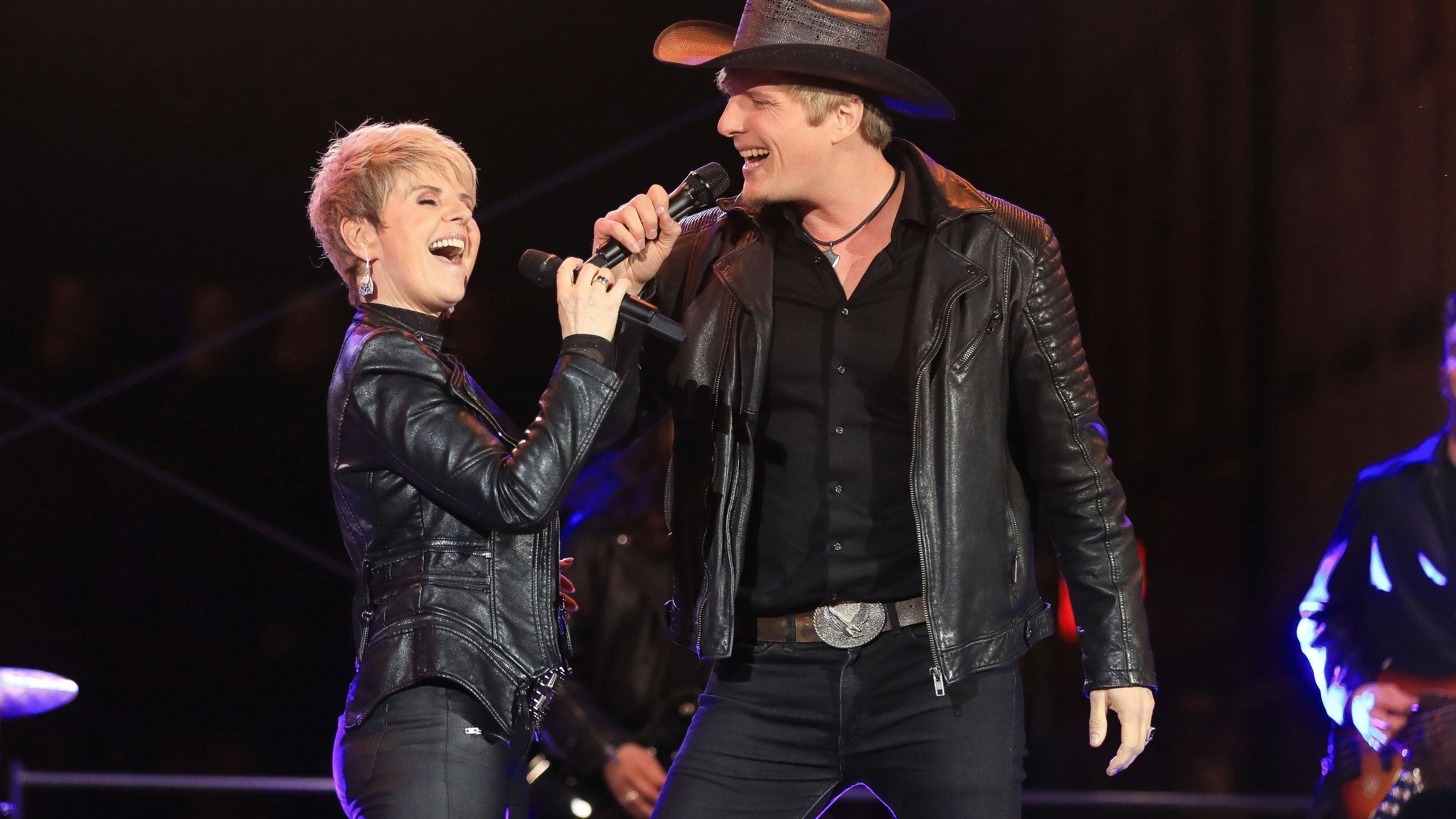 Download von www.picturedesk.com am 02.12.2024 (18:14).  Linda Feller und Joshville bei der Fernsehshow "Das MDR Frühlingserwachen" auf dem Marktplatz in Hildburghausen, Deutschland, 9. Mai 2024. - 20240509_PD17756 - Rechteinfo: Rights Managed (RM) Fotografische Urheberrechte sind garantiert. Der Kunde selbst hat insbesondere die PersÃ¶nlichkeitsrechte der abgebildeten Personen in eigener Verantwortung zu beachten (AGBs Punkt 5). Nur fÃ¼r redaktionelle Nutzung!