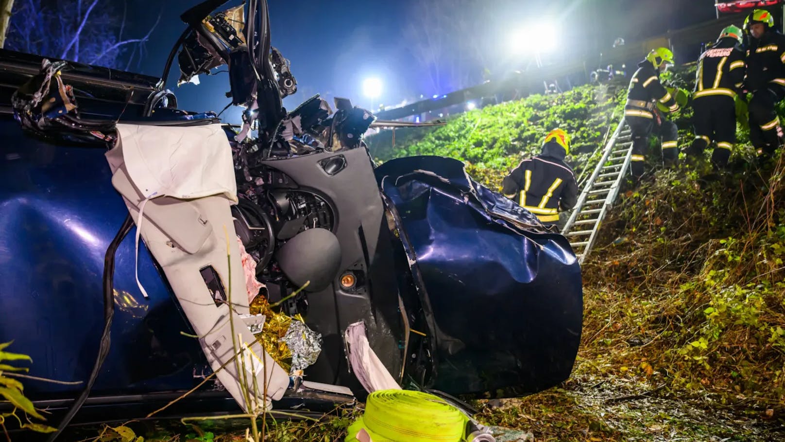 Am Sonntag ereignete sich in Luftenberg an der Donau ein schwerer Verkehrsunfall auf der B3, bei dem zwei Fahrzeuge frontal kollidierten. Durch die Wucht des Zusammenstoßes wurde eines der Fahrzeuge über die Leitschiene geschleudert.