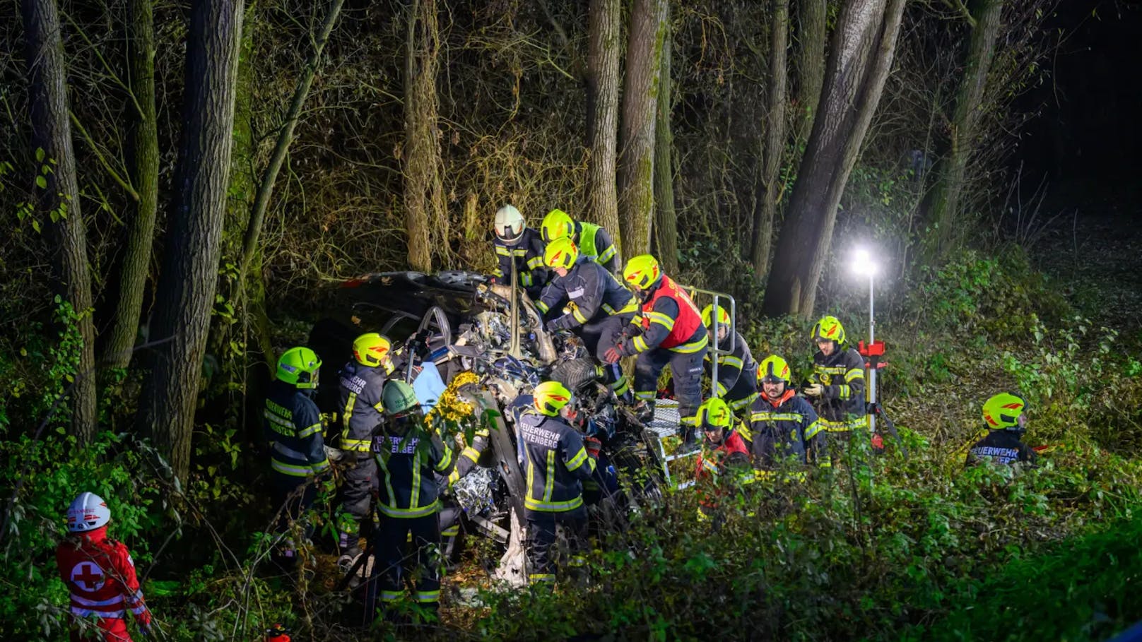 Am Sonntag ereignete sich in Luftenberg an der Donau ein schwerer Verkehrsunfall auf der B3, bei dem zwei Fahrzeuge frontal kollidierten. Durch die Wucht des Zusammenstoßes wurde eines der Fahrzeuge über die Leitschiene geschleudert.