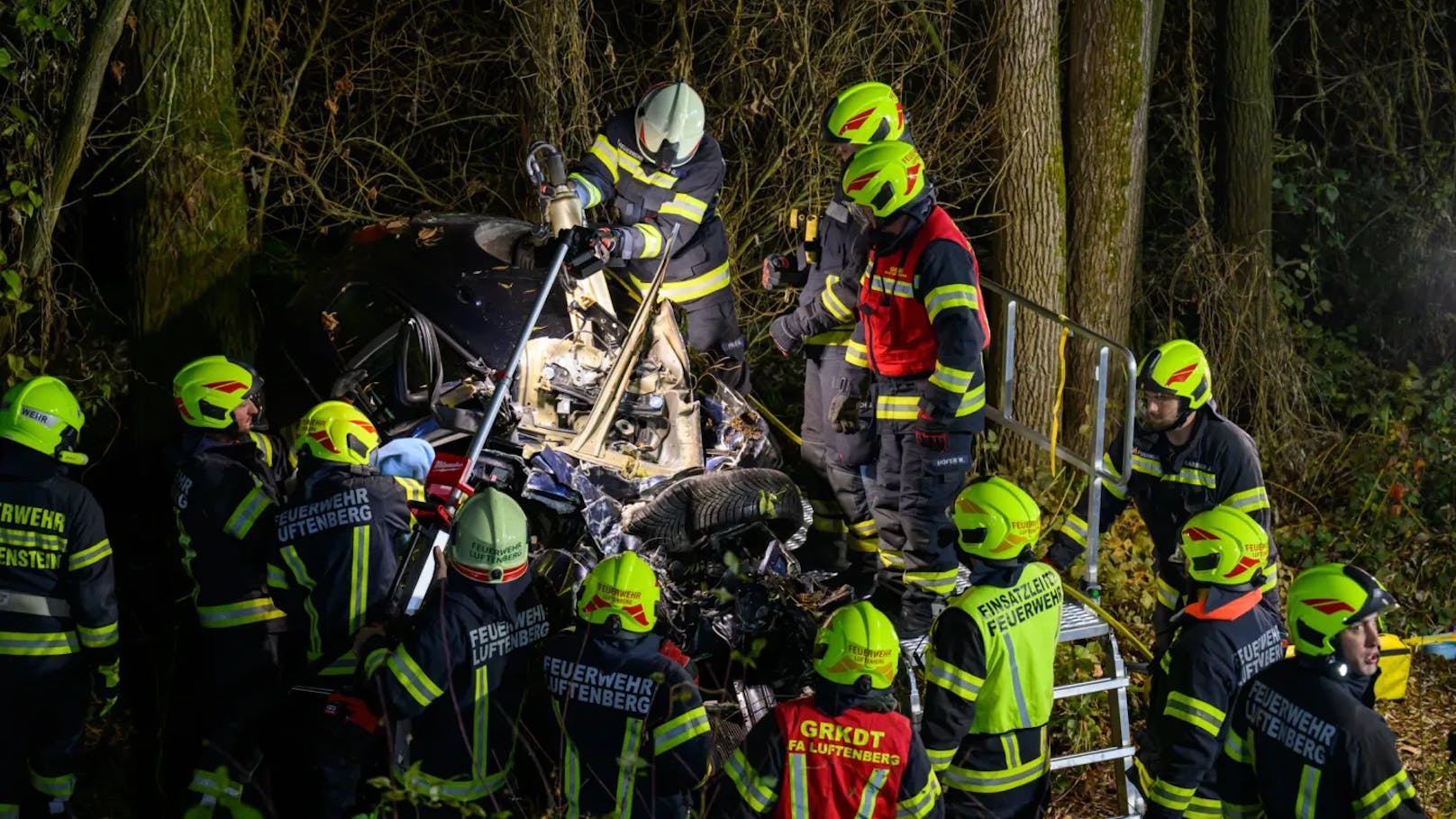 Am Sonntag ereignete sich in Luftenberg an der Donau ein schwerer Verkehrsunfall auf der B3, bei dem zwei Fahrzeuge frontal kollidierten. Durch die Wucht des Zusammenstoßes wurde eines der Fahrzeuge über die Leitschiene geschleudert.