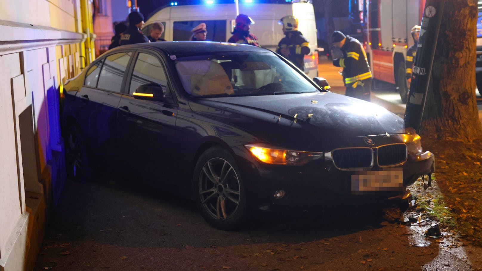 Ein BMW ist am späten Sonntagabend in Wels-Innenstadt am Ausgang der Kurve von der Straße abgekommen, auf eine Grüninsel gelangt und dann gegen eine Straßenbeleuchtung gekracht.