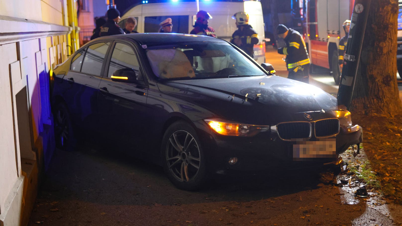 BMW-Lenker donnert gegen Straßenbeleuchtung