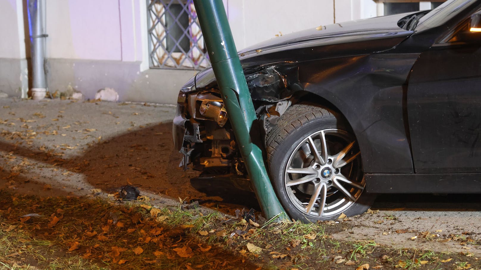 Ein BMW ist am späten Sonntagabend in Wels-Innenstadt am Ausgang der Kurve von der Straße abgekommen, auf eine Grüninsel gelangt und dann gegen eine Straßenbeleuchtung gekracht.