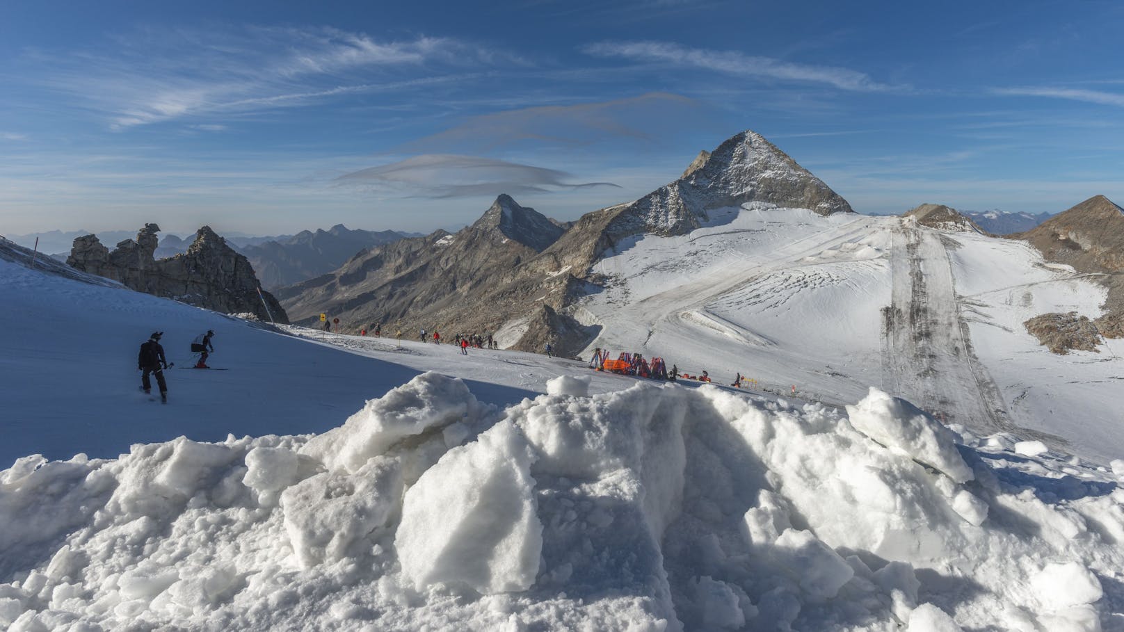 Mädchen (4) kracht auf Skipiste gegen Liftstütze