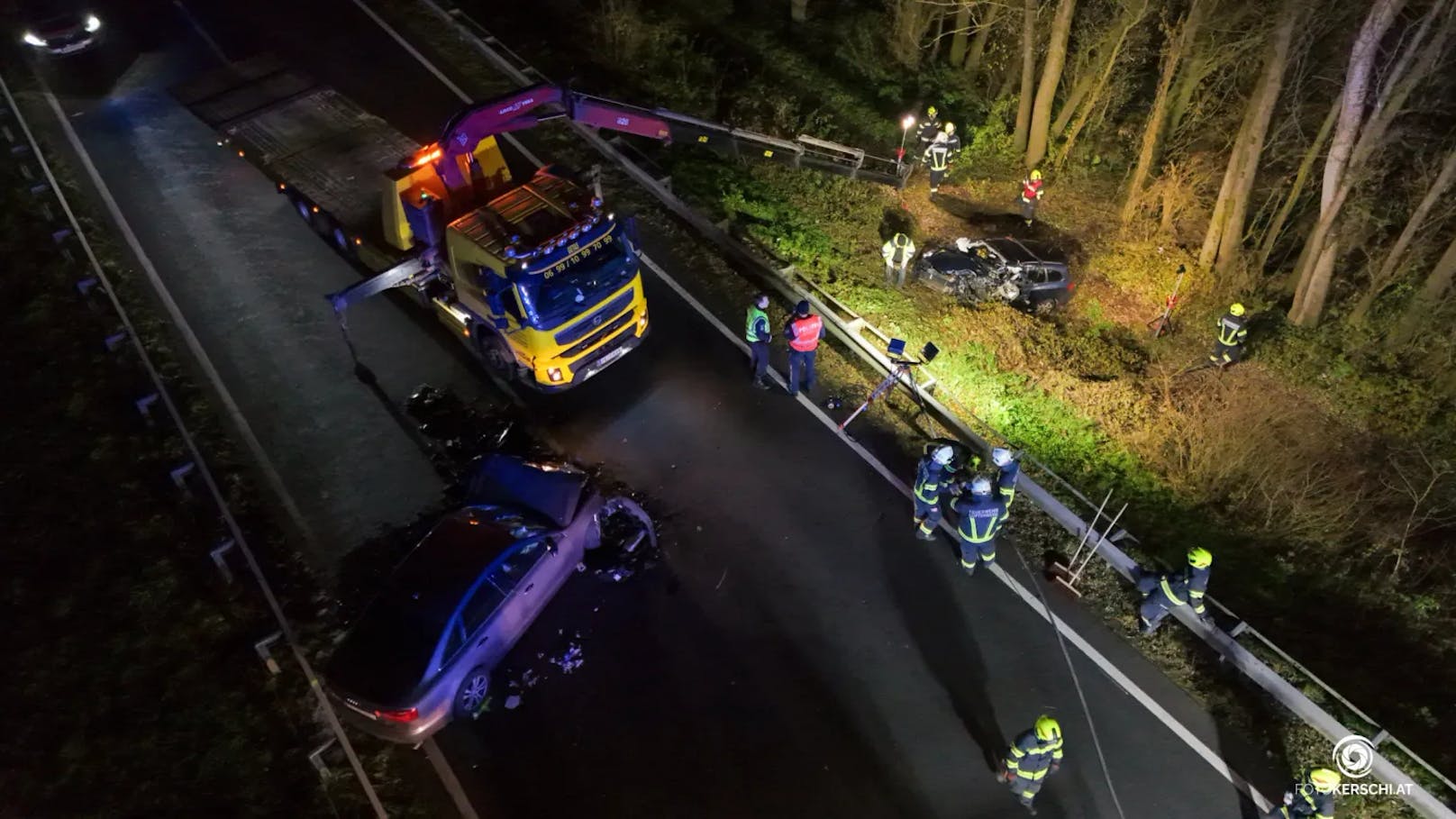 Am Sonntag ereignete sich in Luftenberg an der Donau ein schwerer Verkehrsunfall auf der B3, bei dem zwei Fahrzeuge frontal kollidierten. Durch die Wucht des Zusammenstoßes wurde eines der Fahrzeuge über die Leitschiene geschleudert.