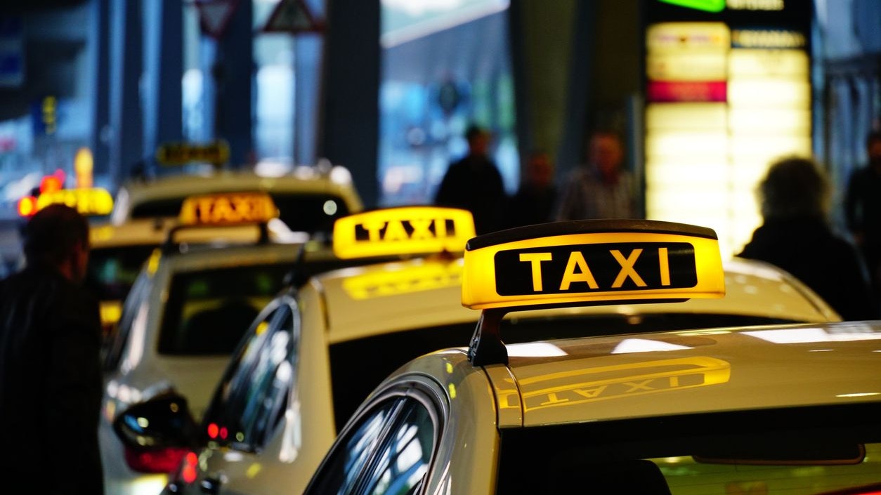 Der verletzte Taxilenker wurde ins Spital gebracht. (Symbolbild)