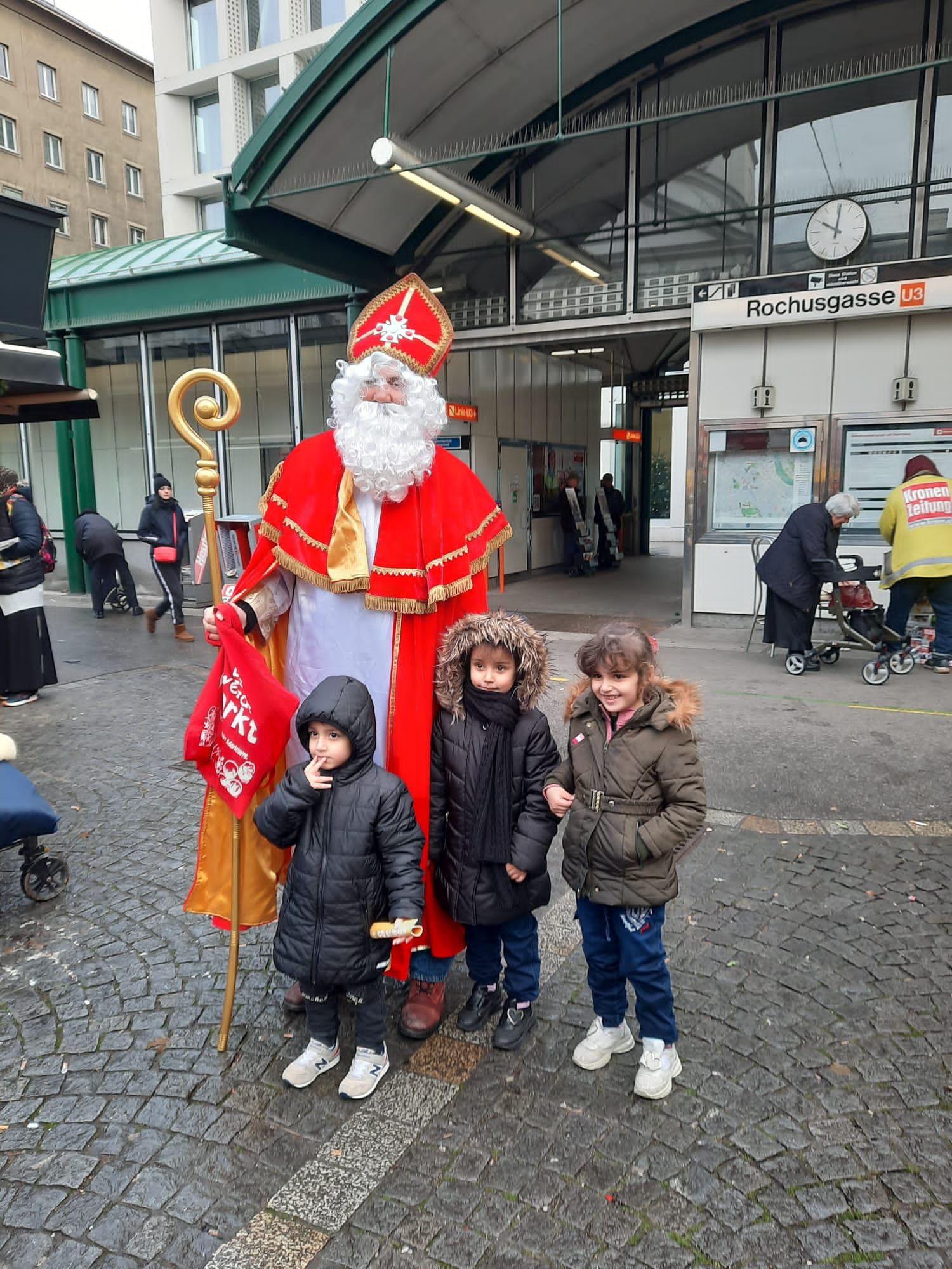 An drei Tagen besucht der Nikolaus die Wiener Märkte.