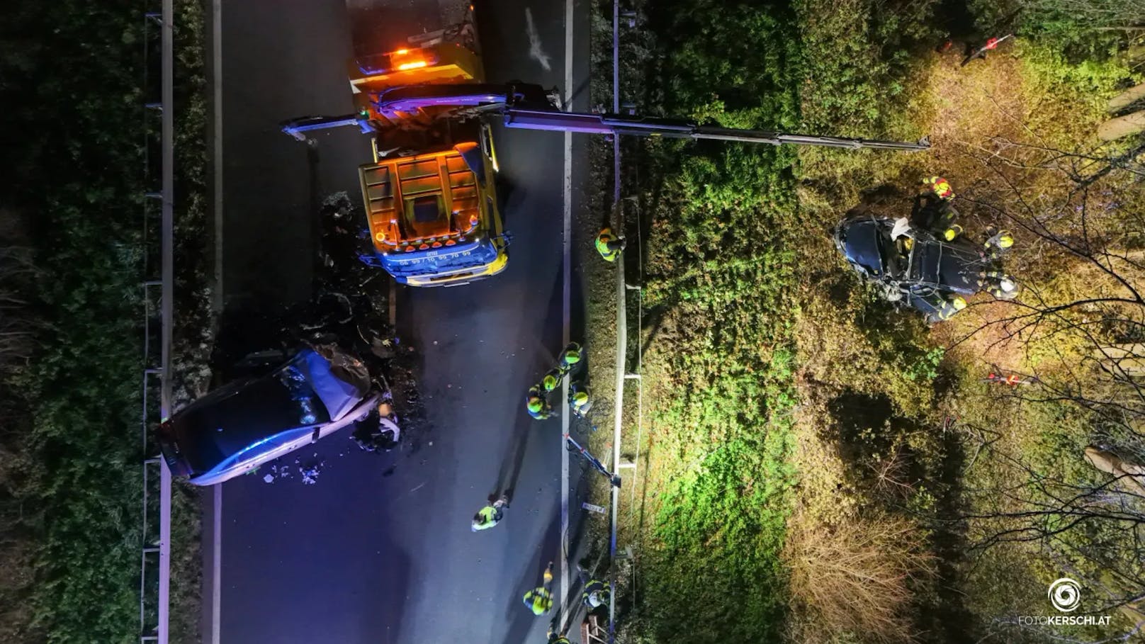 Am Sonntag ereignete sich in Luftenberg an der Donau ein schwerer Verkehrsunfall auf der B3, bei dem zwei Fahrzeuge frontal kollidierten. Durch die Wucht des Zusammenstoßes wurde eines der Fahrzeuge über die Leitschiene geschleudert.