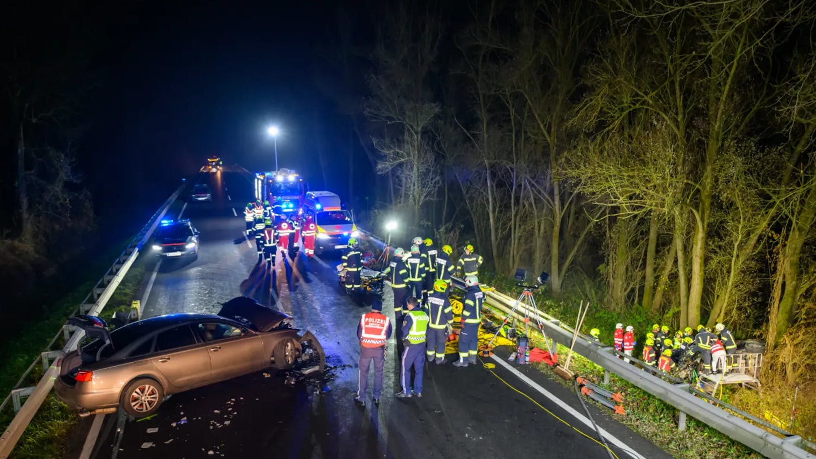 Am Sonntag ereignete sich in Luftenberg an der Donau ein schwerer Verkehrsunfall auf der B3, bei dem zwei Fahrzeuge frontal kollidierten. Durch die Wucht des Zusammenstoßes wurde eines der Fahrzeuge über die Leitschiene geschleudert.