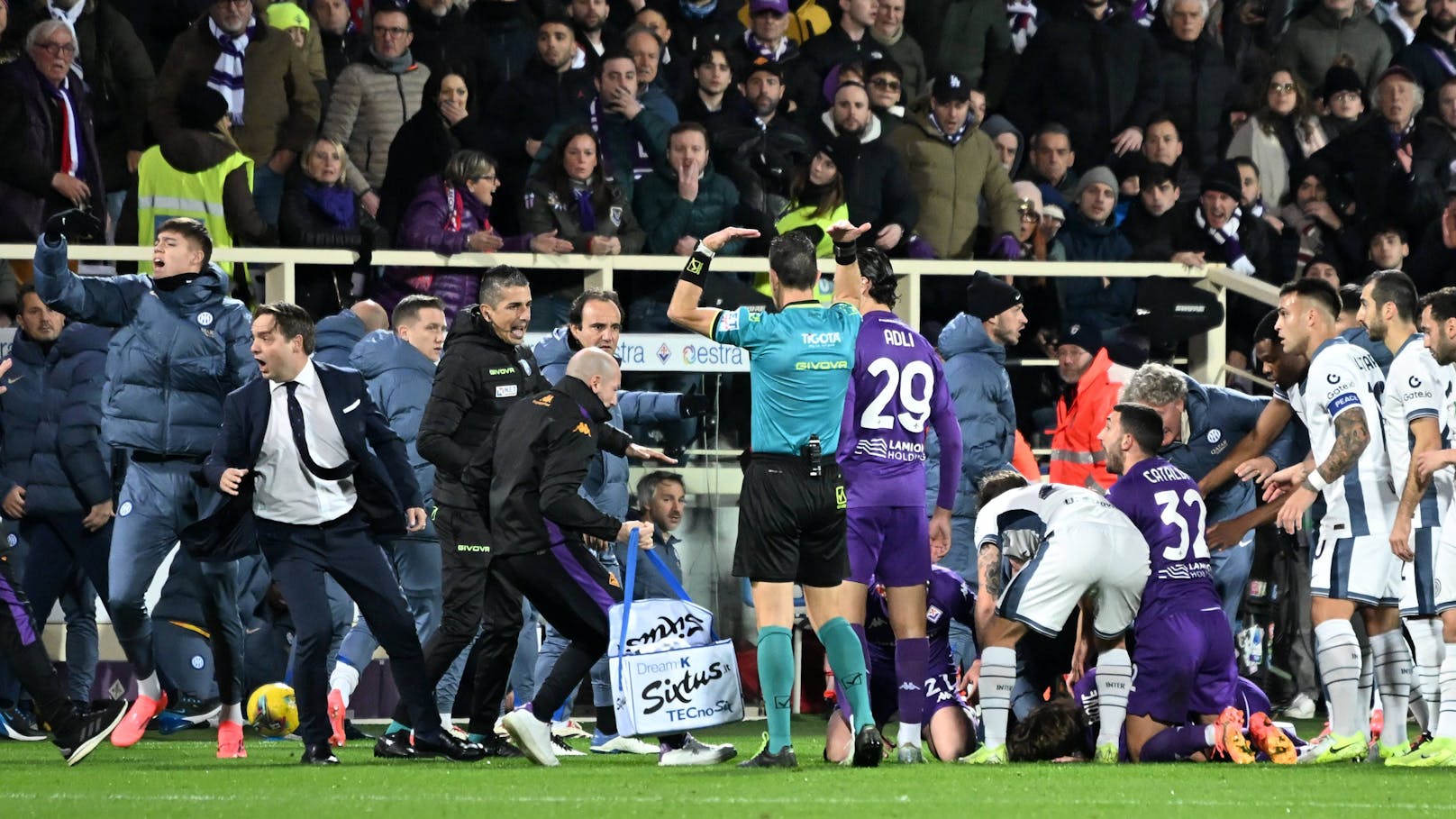 Entsetzen bei Spielern und Betreuern: Bove lag bewusstlos am Feld, alle umstehenden Personen rufen nach dem medizinischen Notfall-Team. Im Hintergrund ist Marko Arnautovic in der Inter-Jacke mit einer schwarzen Haube zu sehen.