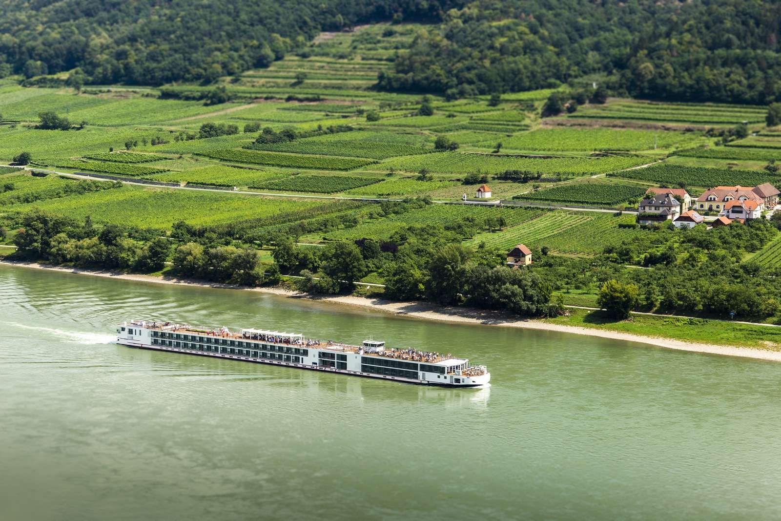 Die Schifffahrt auf der Donau stand häufig in der Kritik. Angeblich gelangen dadurch mehr Fäkalien in den Fluss