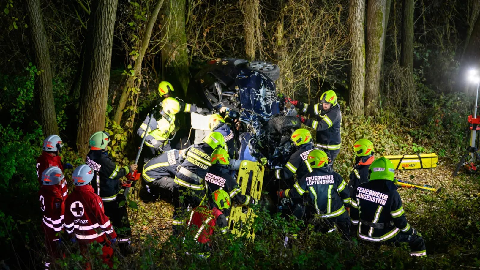 Am Sonntag ereignete sich in Luftenberg an der Donau ein schwerer Verkehrsunfall auf der B3, bei dem zwei Fahrzeuge frontal kollidierten. Durch die Wucht des Zusammenstoßes wurde eines der Fahrzeuge über die Leitschiene geschleudert.