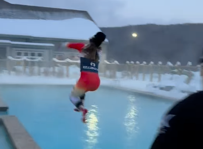 Rast am Sprung in den Pool