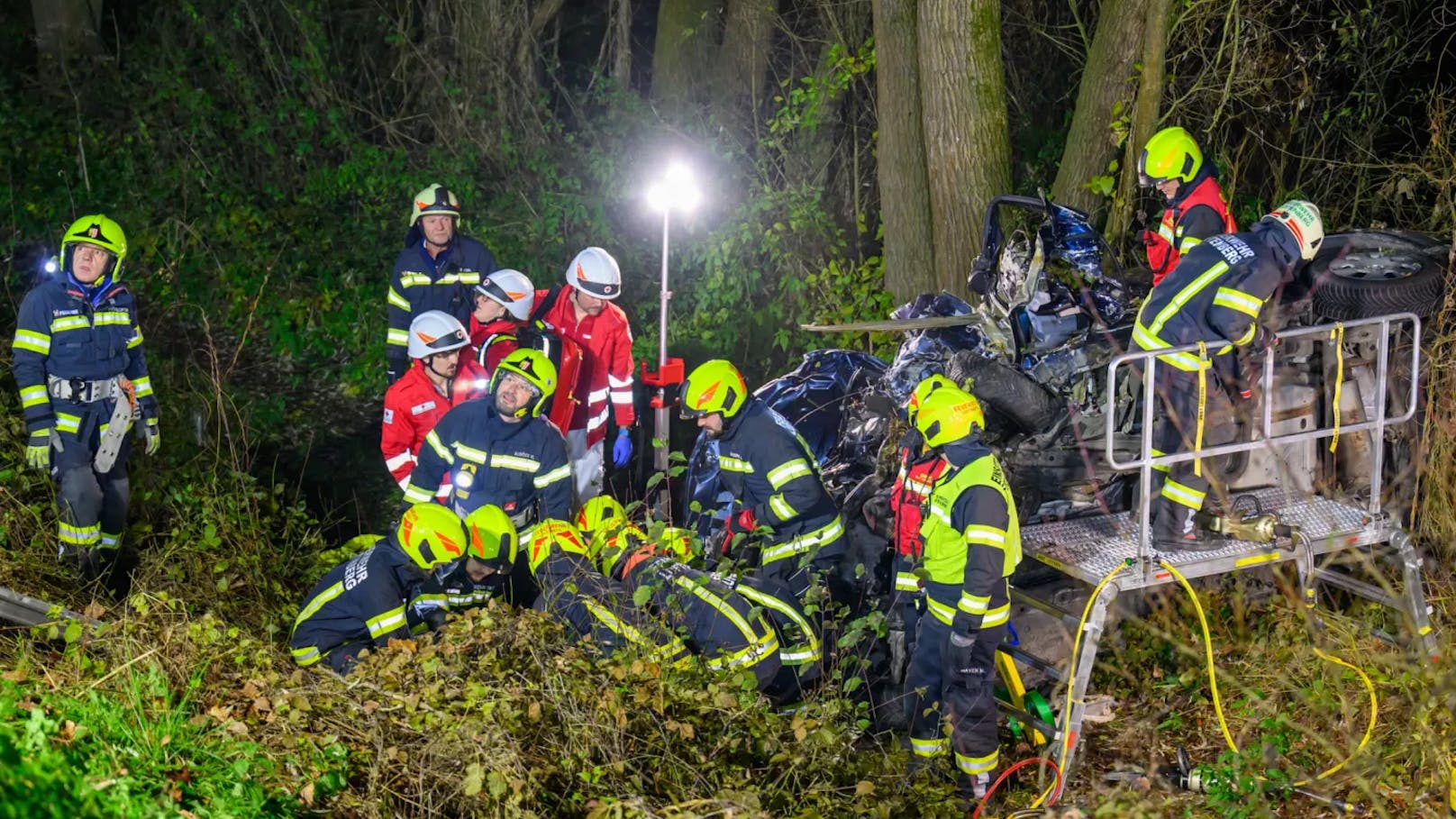 Am Sonntag ereignete sich in Luftenberg an der Donau ein schwerer Verkehrsunfall auf der B3, bei dem zwei Fahrzeuge frontal kollidierten. Durch die Wucht des Zusammenstoßes wurde eines der Fahrzeuge über die Leitschiene geschleudert.