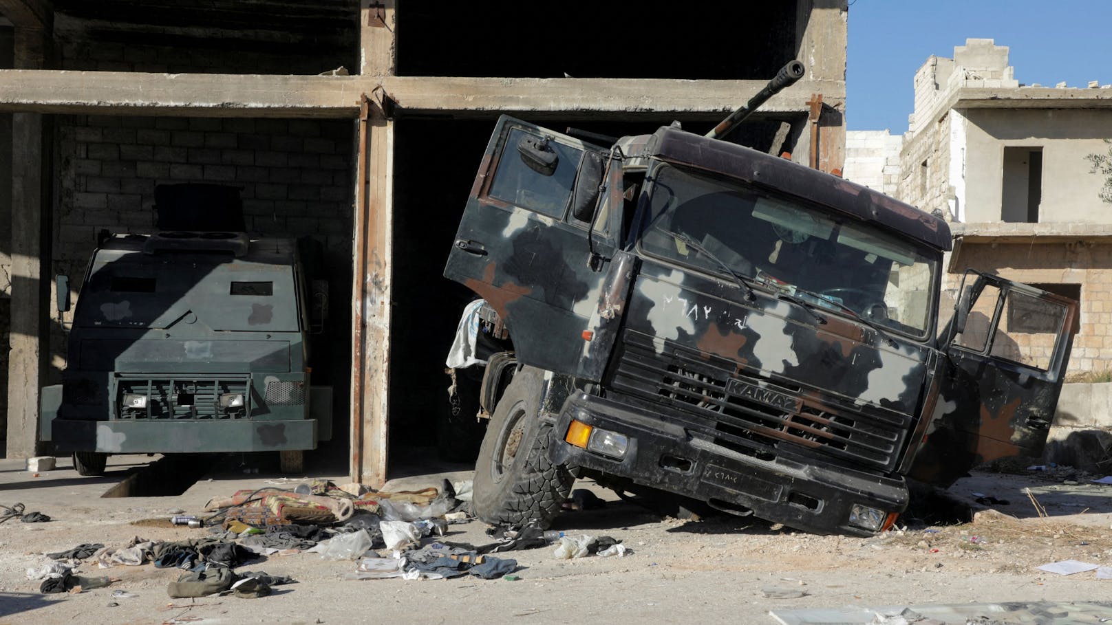 Ein beschädigtes Militärfahrzeug liegt in der Stadt Maarat al-Numan in der Provinz Idlib, nachdem Kämpfer der Rebellen die Stadt erobert haben.