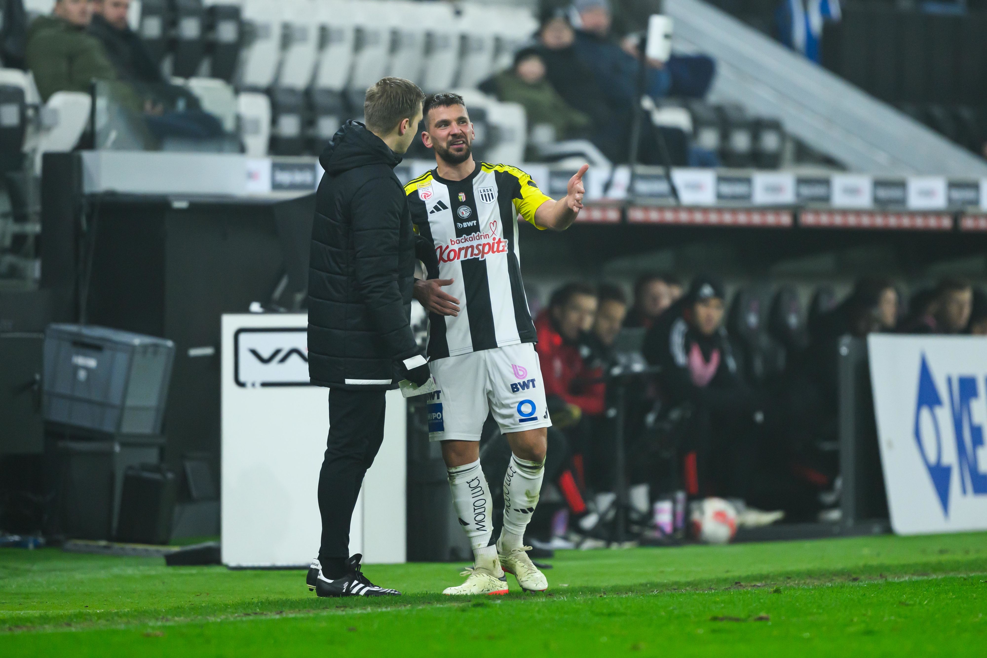 Filip Stojkovic (r.) wurde für sein Vergehen bestraft.