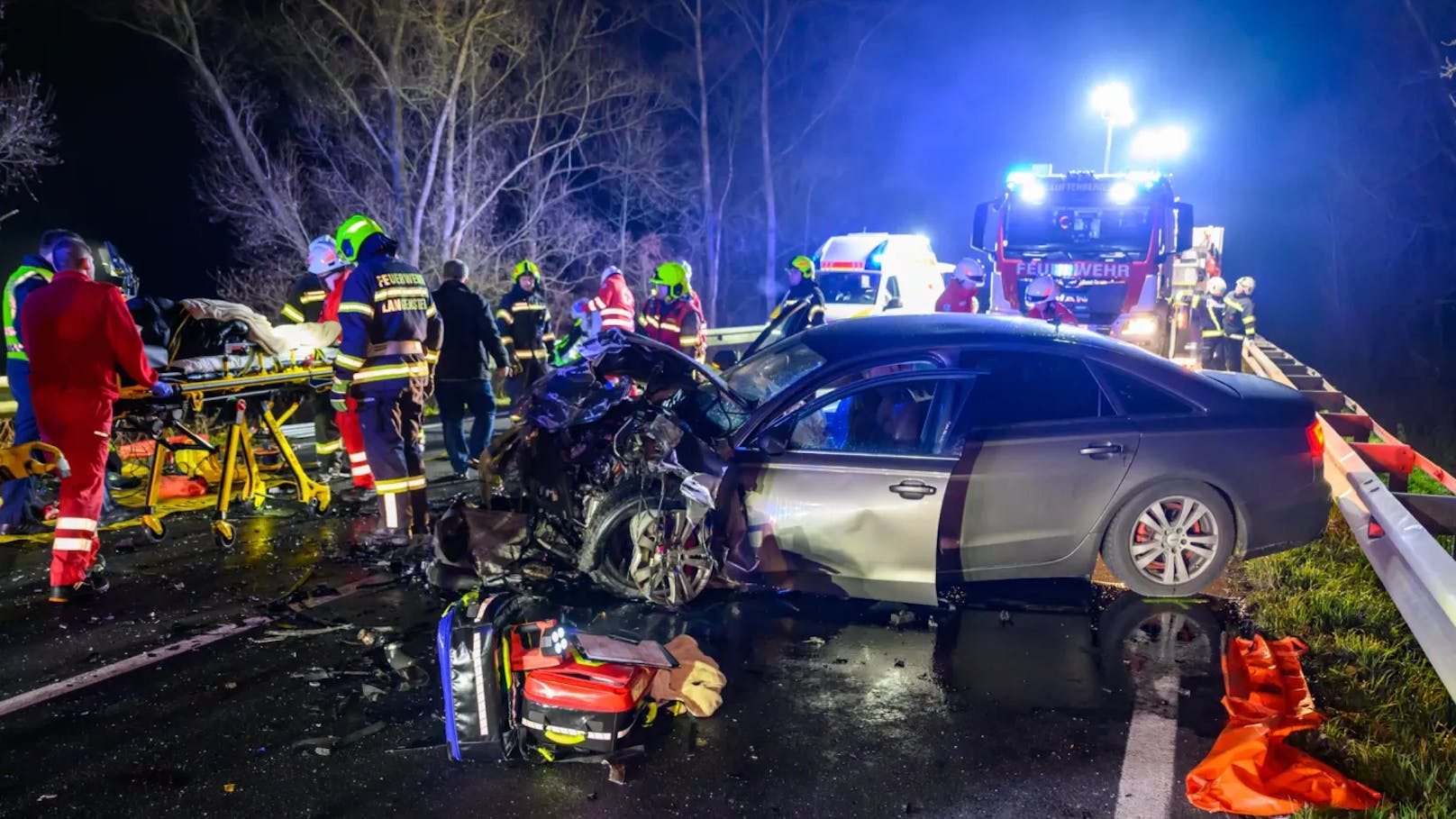 Am Sonntag ereignete sich in Luftenberg an der Donau ein schwerer Verkehrsunfall auf der B3, bei dem zwei Fahrzeuge frontal kollidierten. Durch die Wucht des Zusammenstoßes wurde eines der Fahrzeuge über die Leitschiene geschleudert.