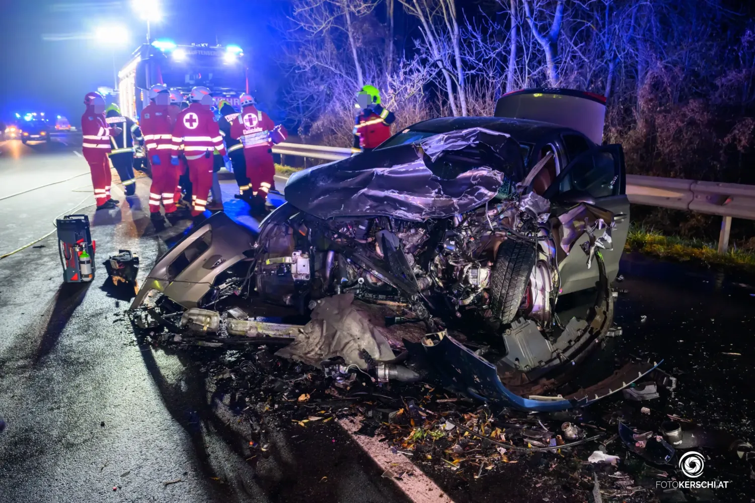 Durch die Wucht des Zusammenstoßes wurden die Fahrzeuge schwer beschädigt.