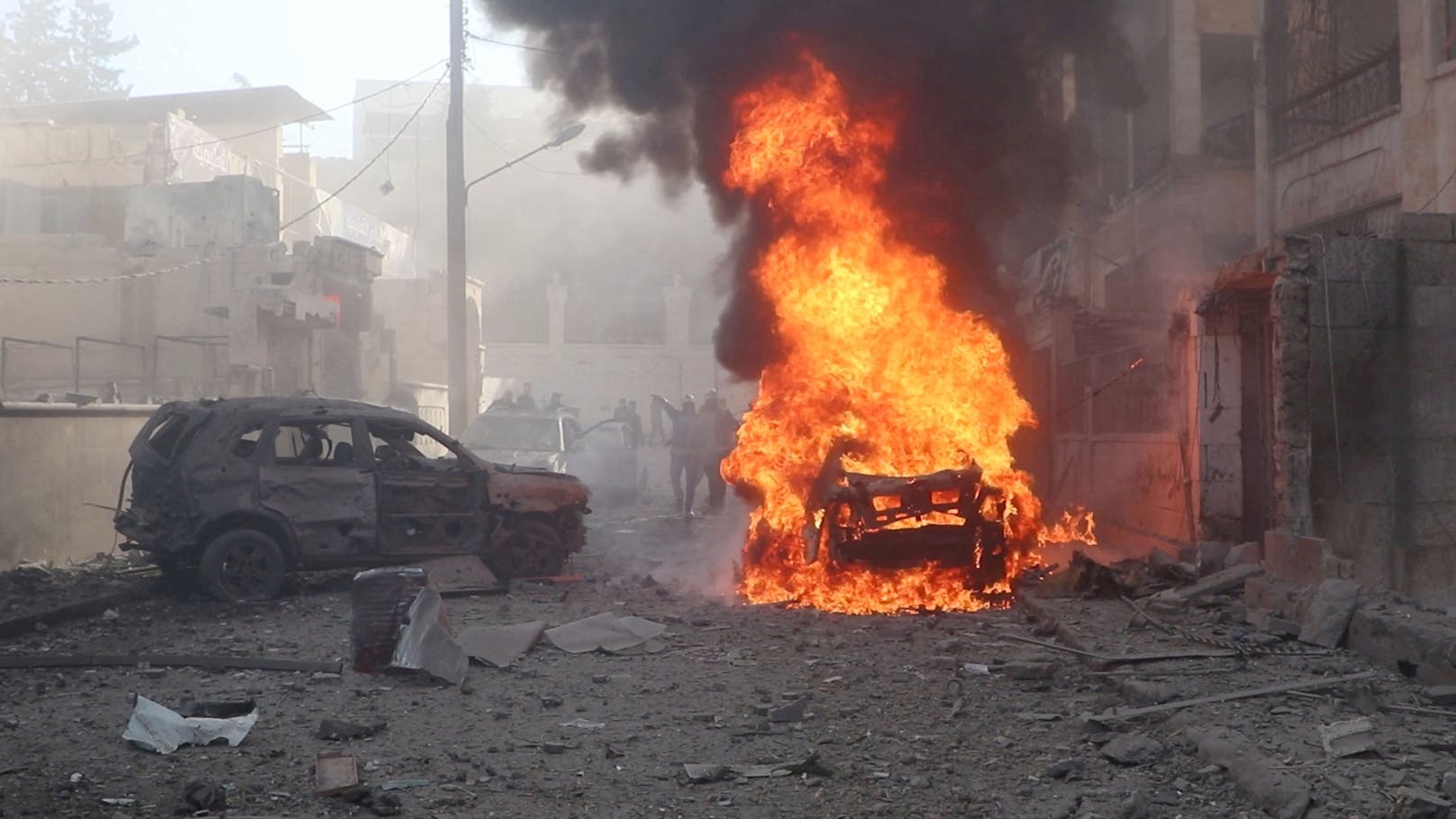 Ein Blick auf ein brennendes Fahrzeug nach einem Angriff der auf Idlib, Syrien.