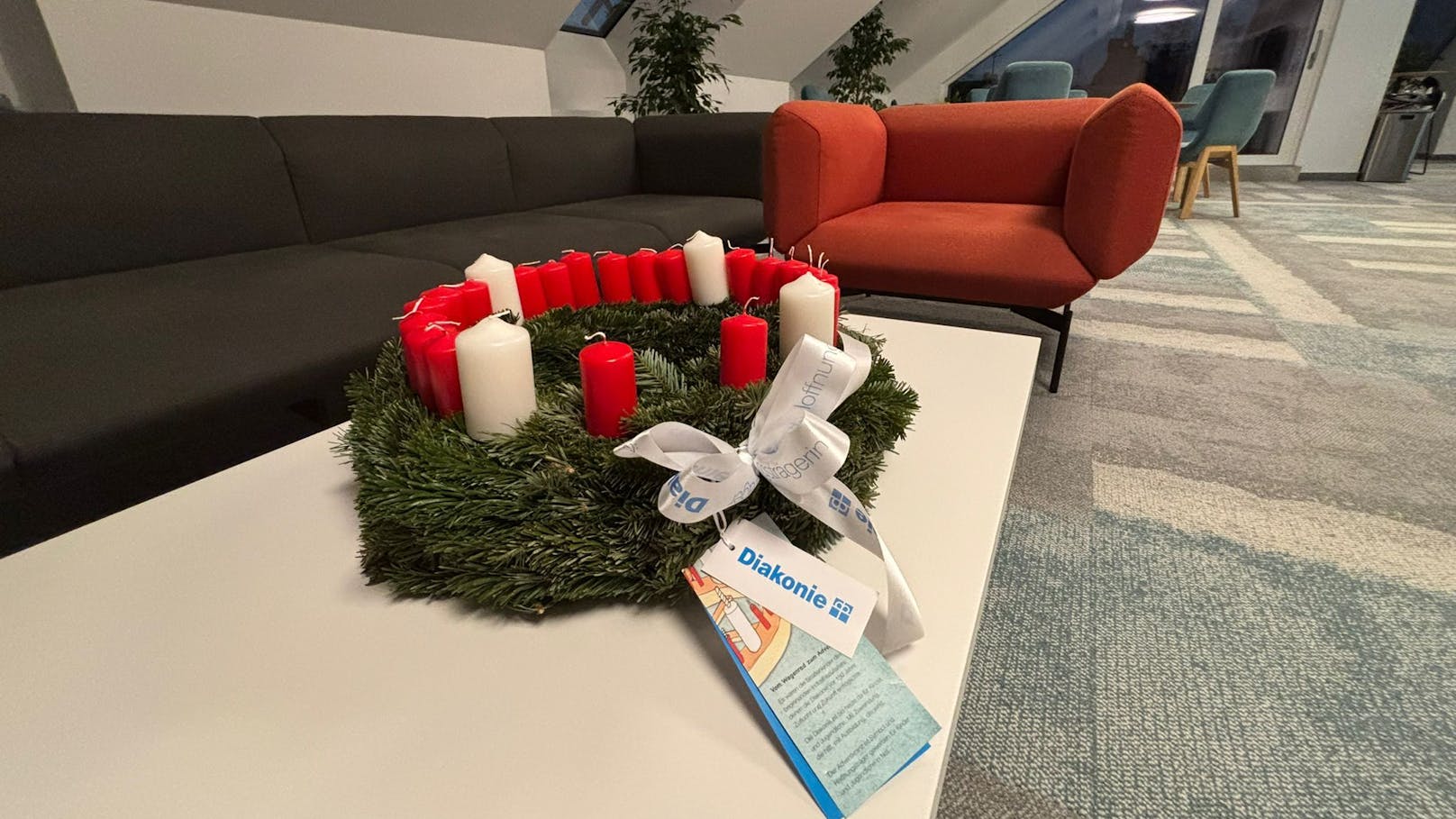 Und auch die "Heute"-Redaktion bekam einen Adventkranz.