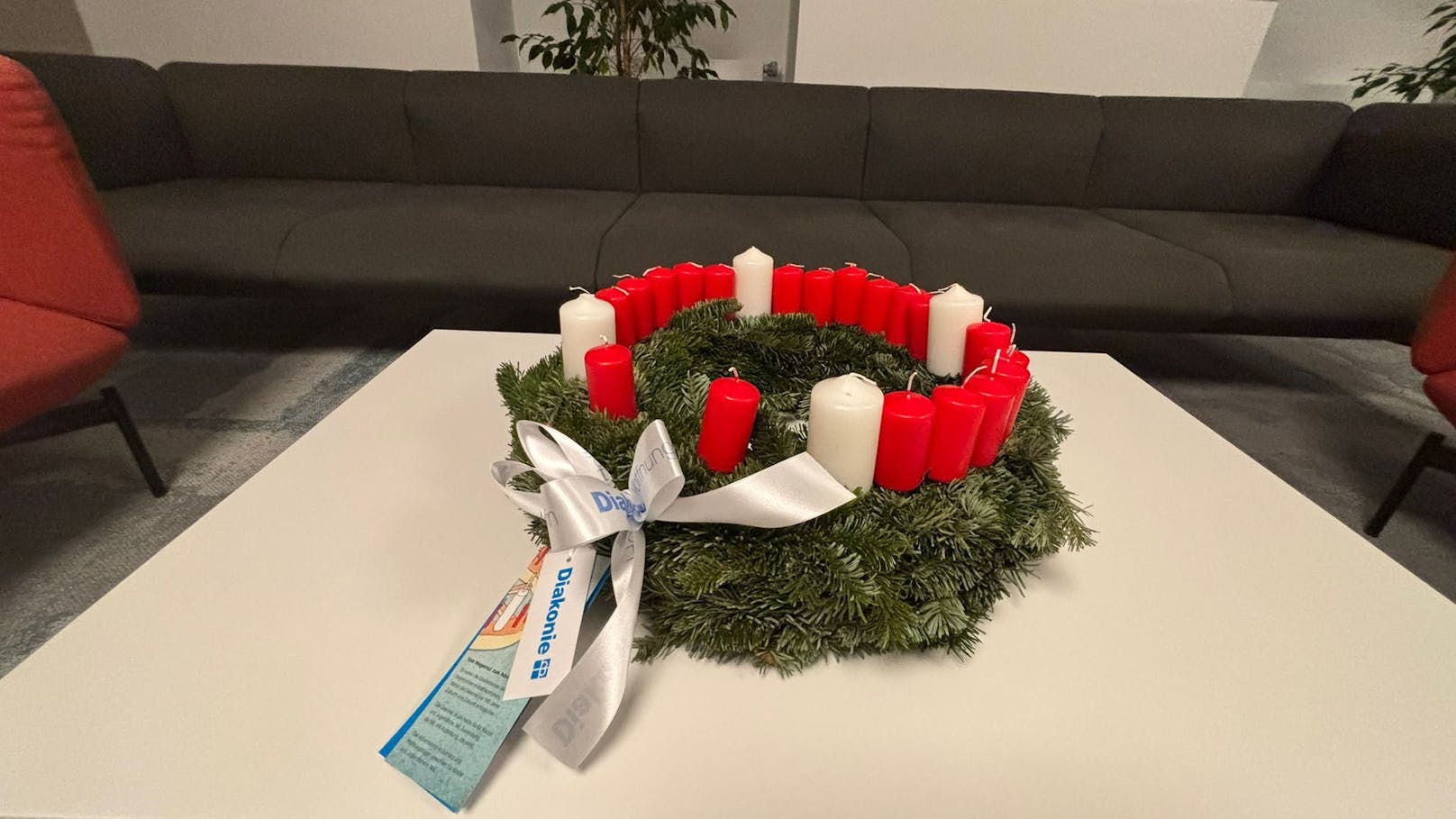 "Heute" möchte wissen: Wie dekorierst du deinen Adventkranz? Der schönste Kranz kriegt dieses Jahr ein Xiaomi-Handy unter den Christbaum gelegt.