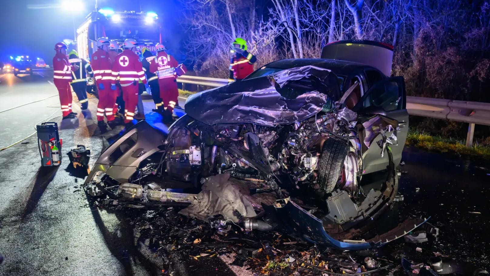 Am Sonntag ereignete sich in Luftenberg an der Donau ein schwerer Verkehrsunfall auf der B3, bei dem zwei Fahrzeuge frontal kollidierten. Durch die Wucht des Zusammenstoßes wurde eines der Fahrzeuge über die Leitschiene geschleudert.