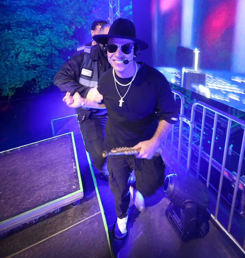 Max Weißenböck verkleidete sich als Timmy Trumpet und stürmte die Bühne in Vösendorf