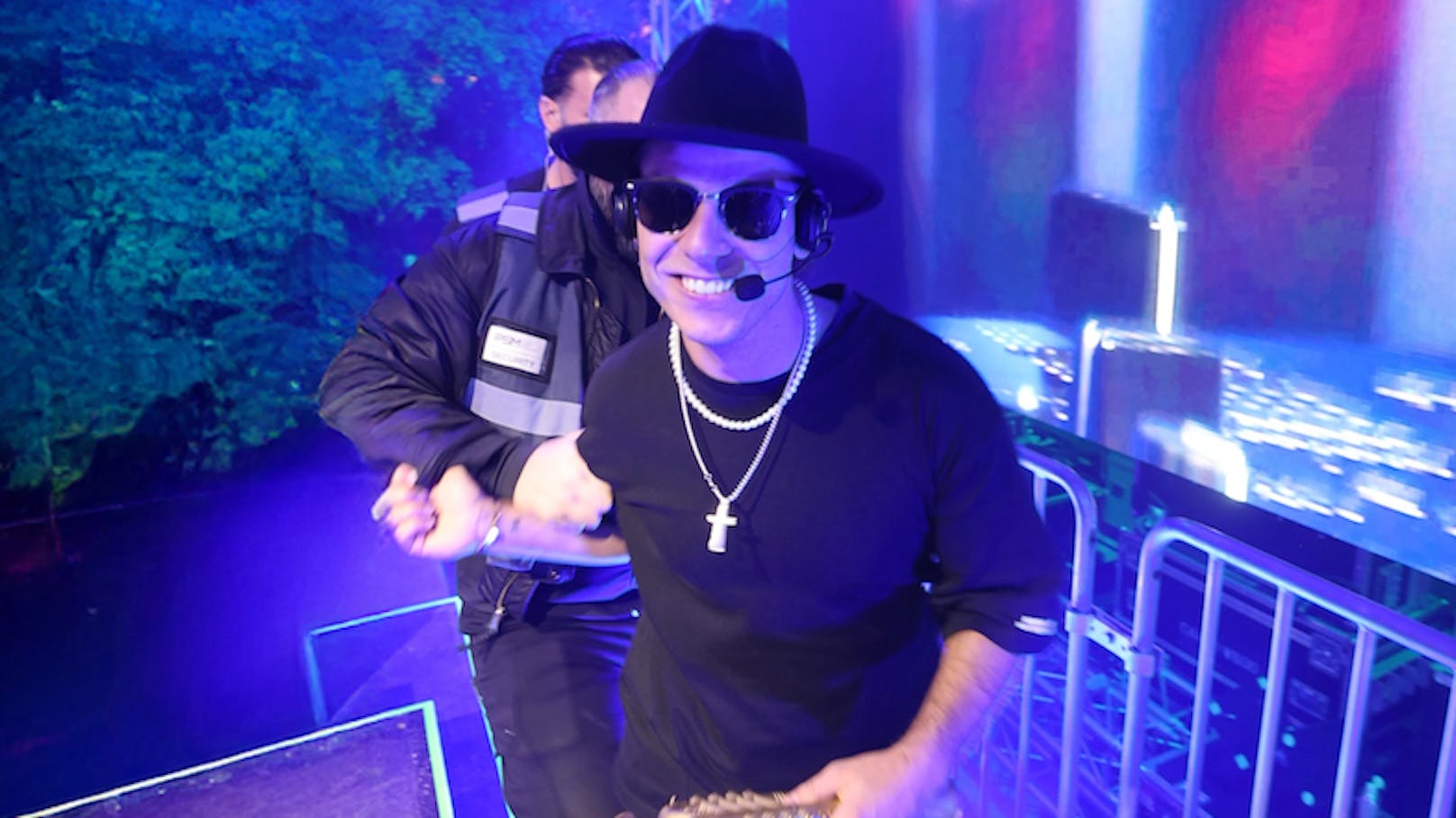 Austro-Influencer stürmt Show von Star-DJ Timmy Trumpet