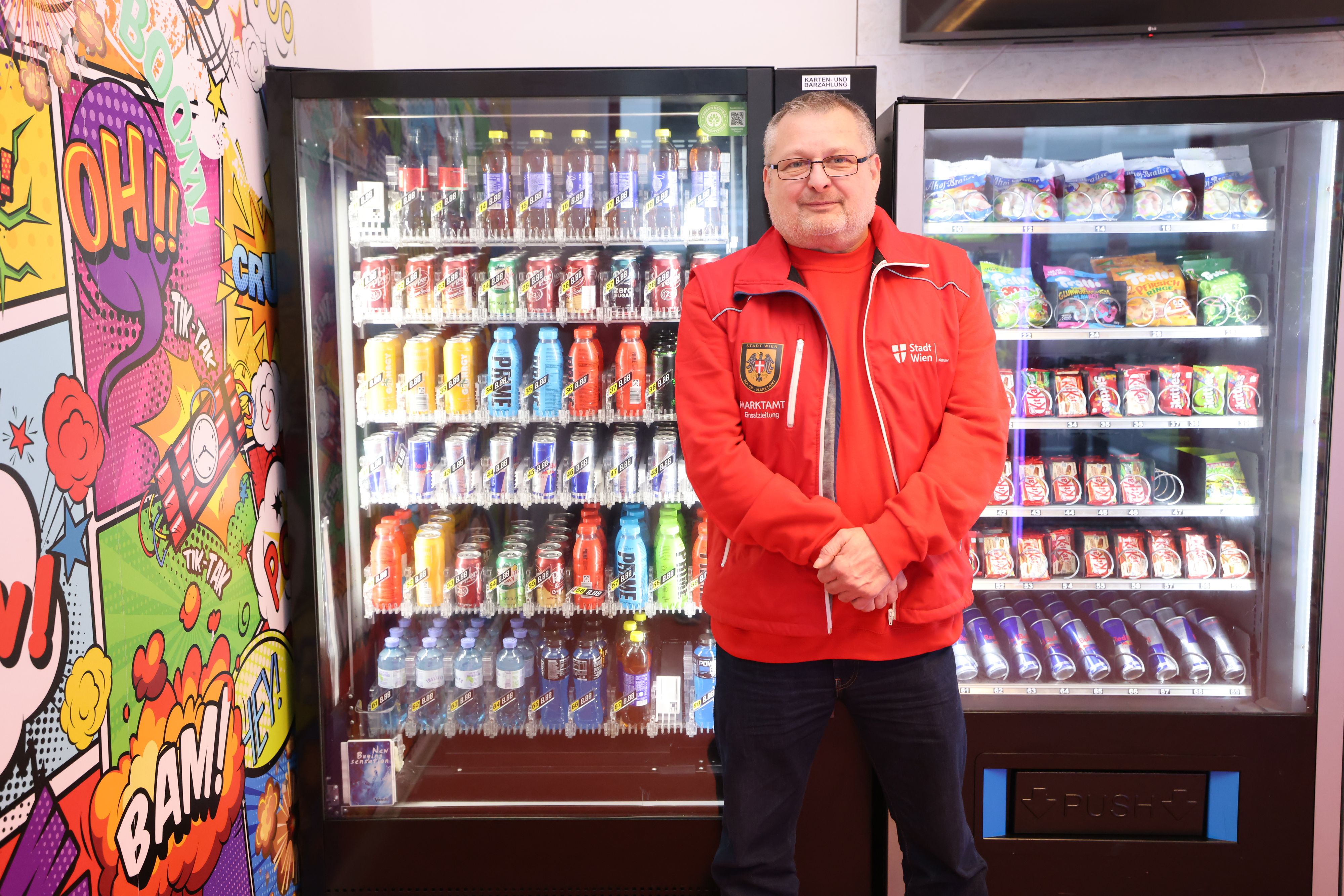 Andreas Kutheil, Chef des Marktamts Wien, kontrolliert einen Automatenshop, in dem zuvor LSA-Produkte verkauft wurden – diese mussten nun entfernt werden.