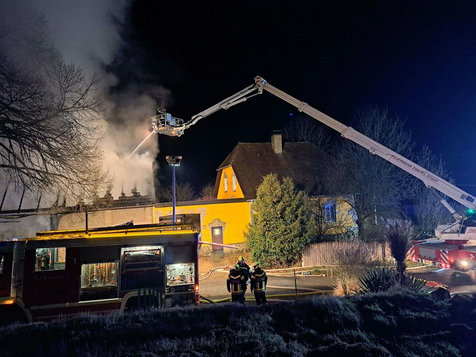 Am Dienstagmorgen wurde die Freiwillige Feuerwehr Zwettl-Stadt zu einem Brand der Alarmstufe B3 gerufen. Es handelte sich um einen Scheunenbrand in Syrafeld.