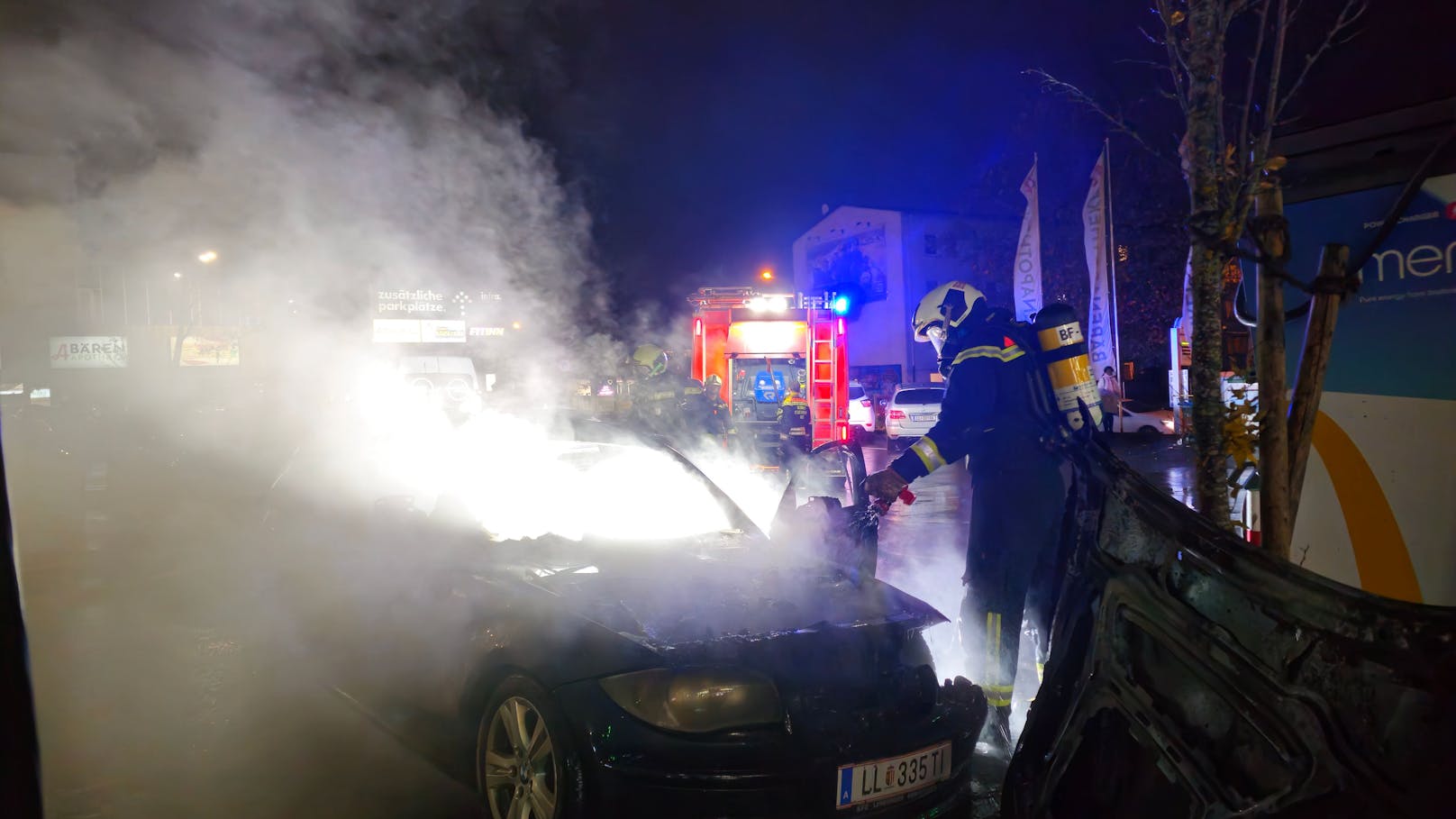 Beim Infracenter in Linz-Wegscheid brannte am Dienstagabend ein BMW komplett aus.