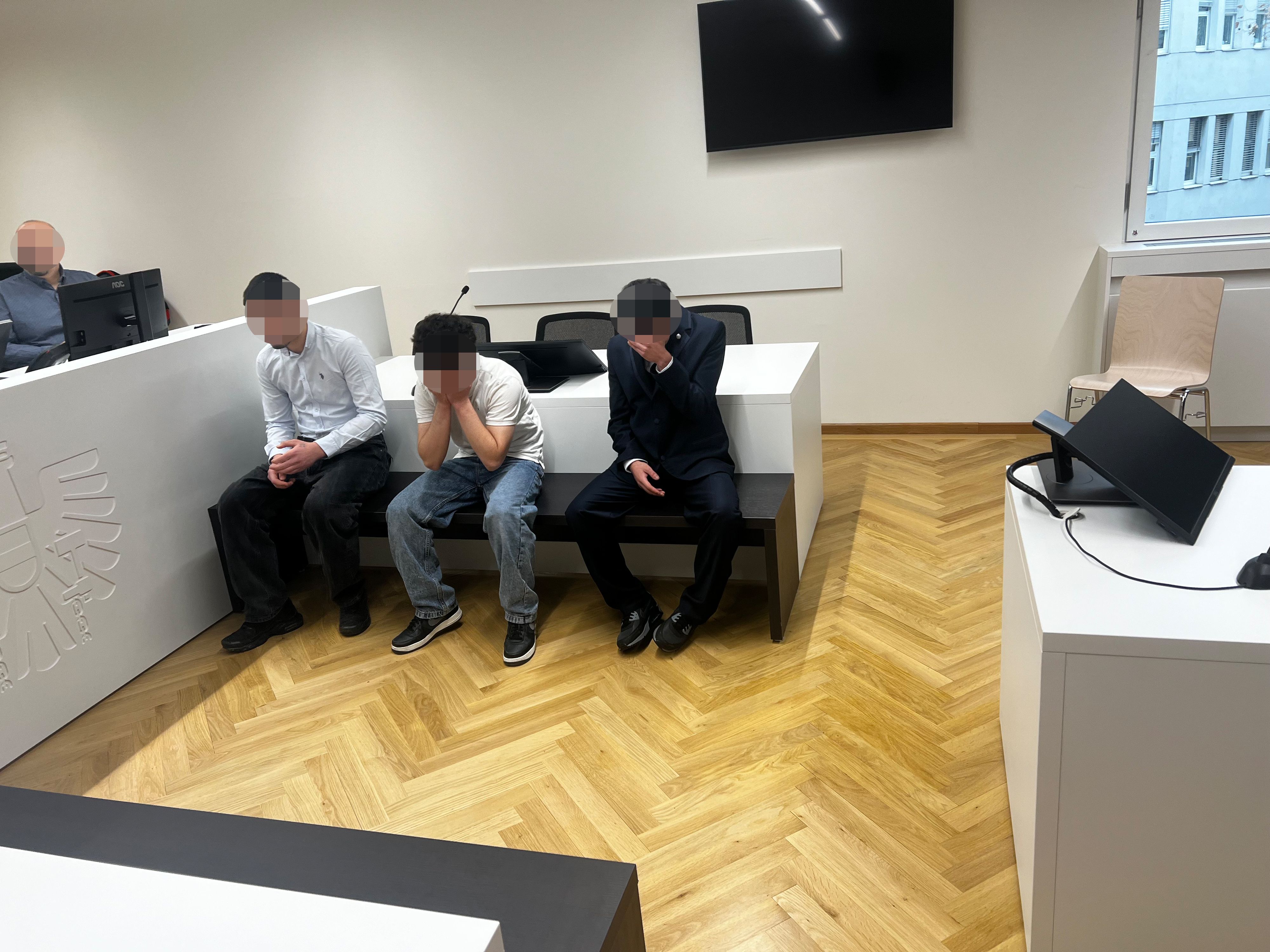 Die drei Angeklagten im Wiener Landesgericht: Sie schlugen einen 73-jährigen Pensionisten brutal nieder, traten auf ihn ein und ließen ihn schwer verletzt zurück.
