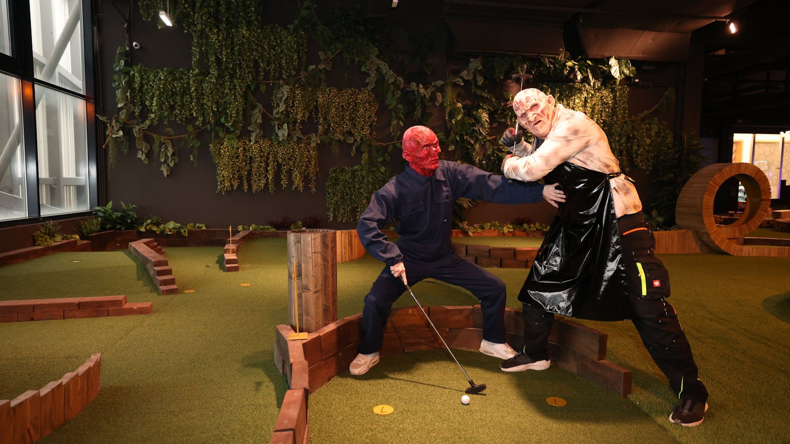 Finstermänner beim Mini-Golf