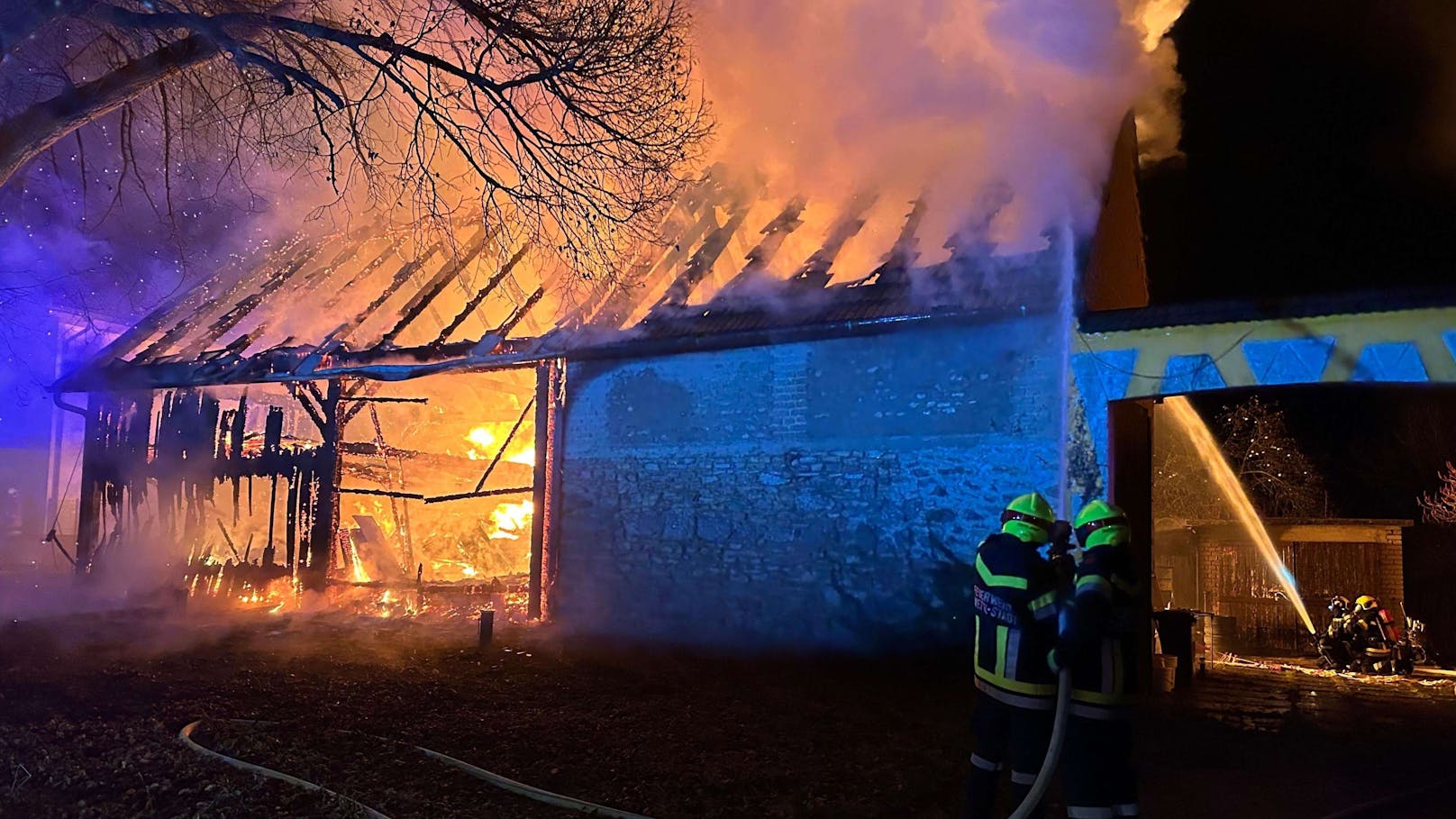 Am Dienstagmorgen wurde die Freiwillige Feuerwehr Zwettl-Stadt zu einem Brand der Alarmstufe B3 gerufen. Es handelte sich um einen Scheunenbrand in Syrafeld.