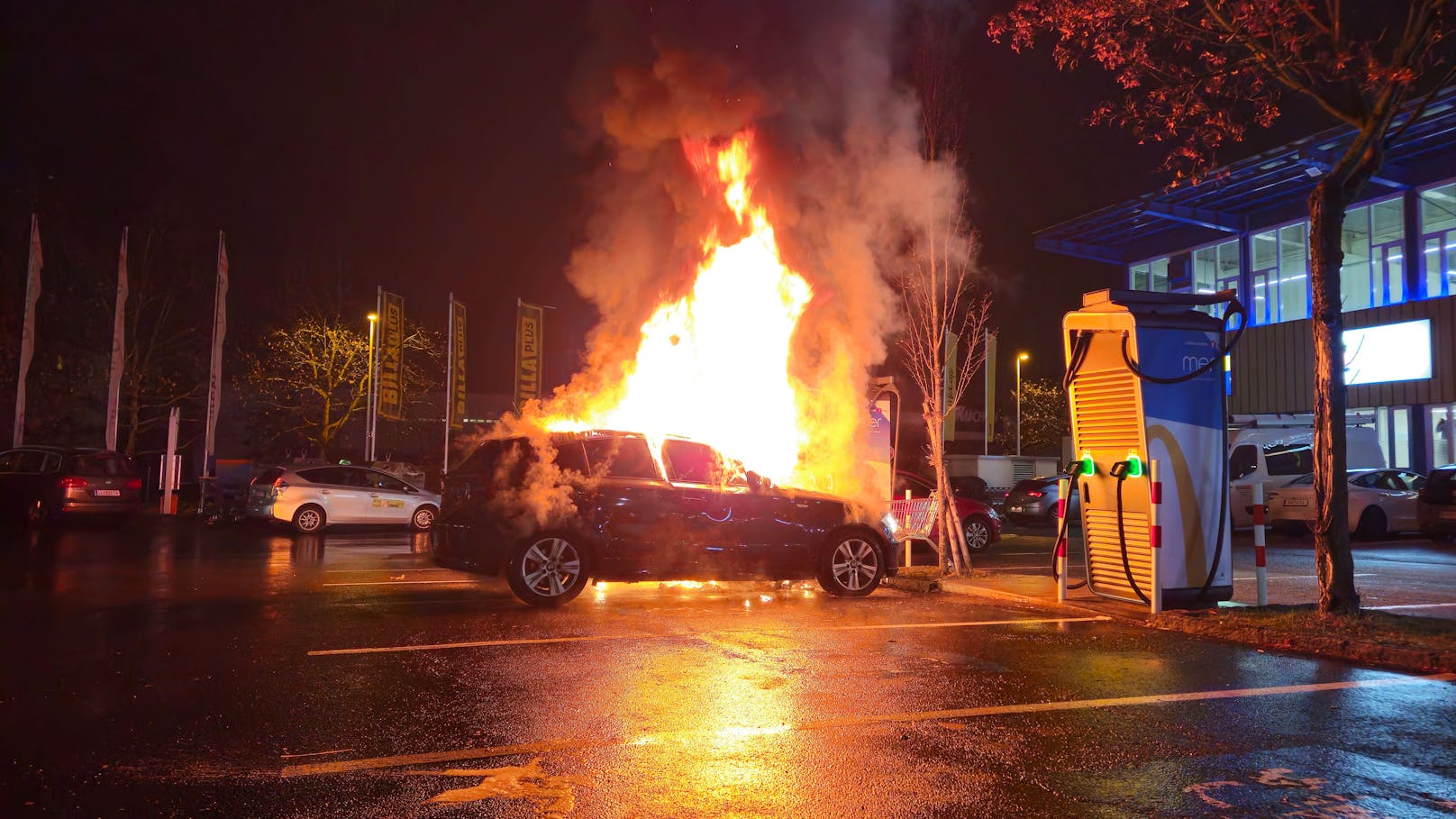 Beim Infracenter in Linz-Wegscheid brannte am Dienstagabend ein BMW komplett aus.