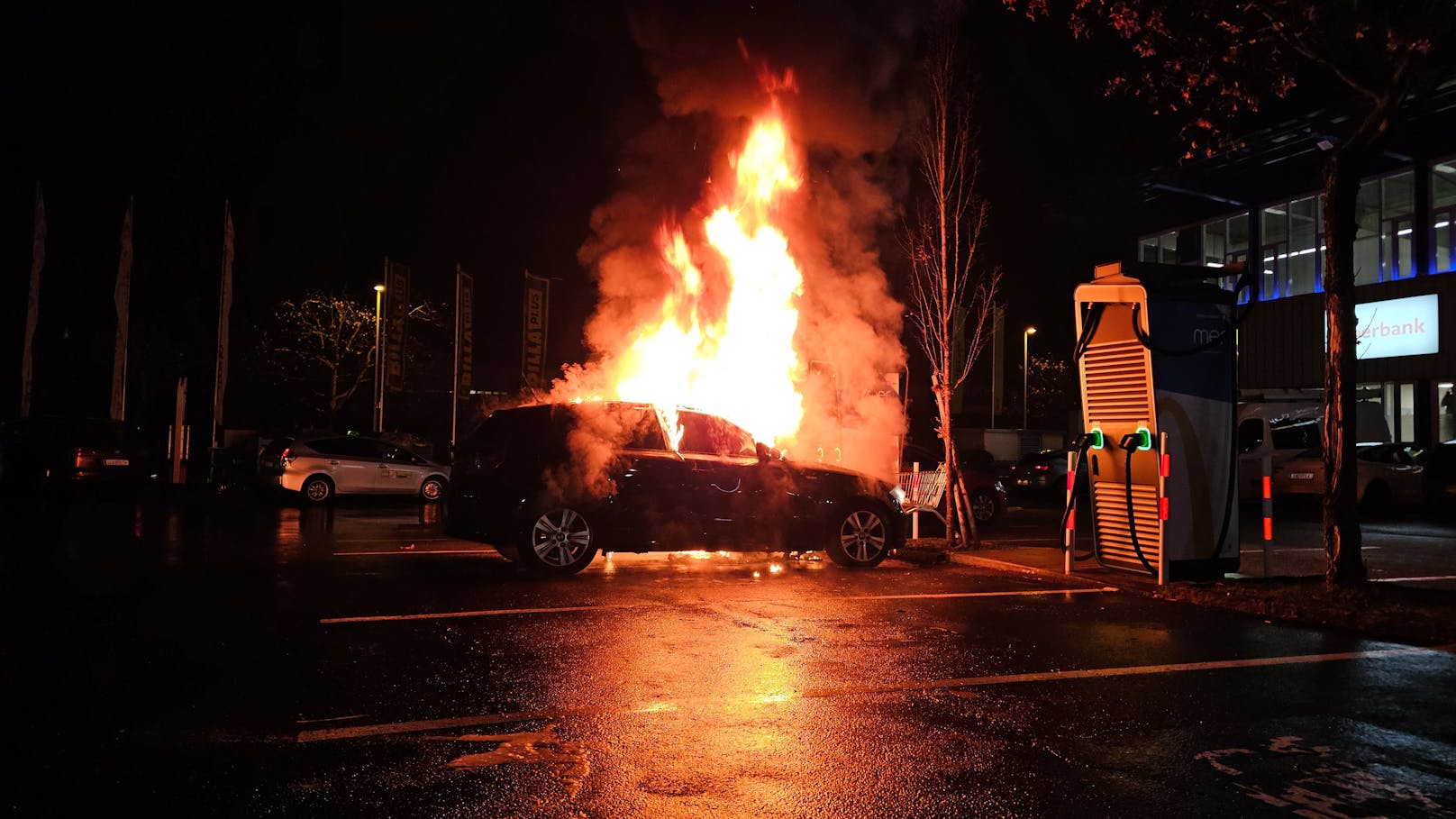 Beim Infracenter in Linz-Wegscheid brannte am Dienstagabend ein BMW komplett aus.