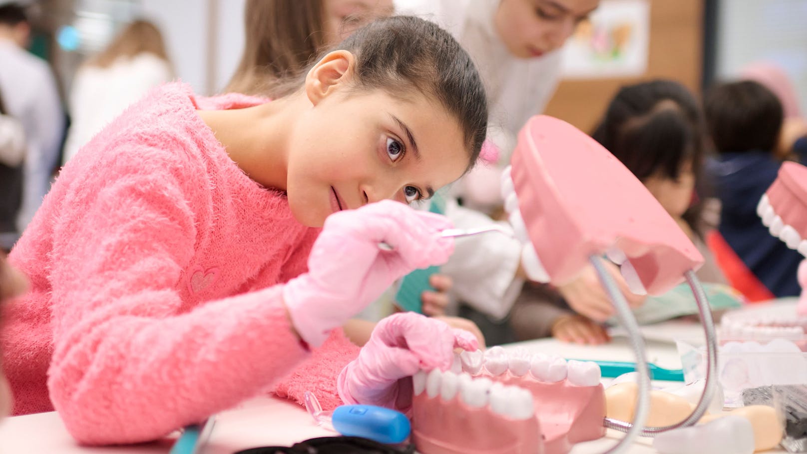 Während die Ärzte sich um das Wohl der Teddys und ihren Freunden kümmern, werden die Kinder als Assistenzärzte gebaucht.