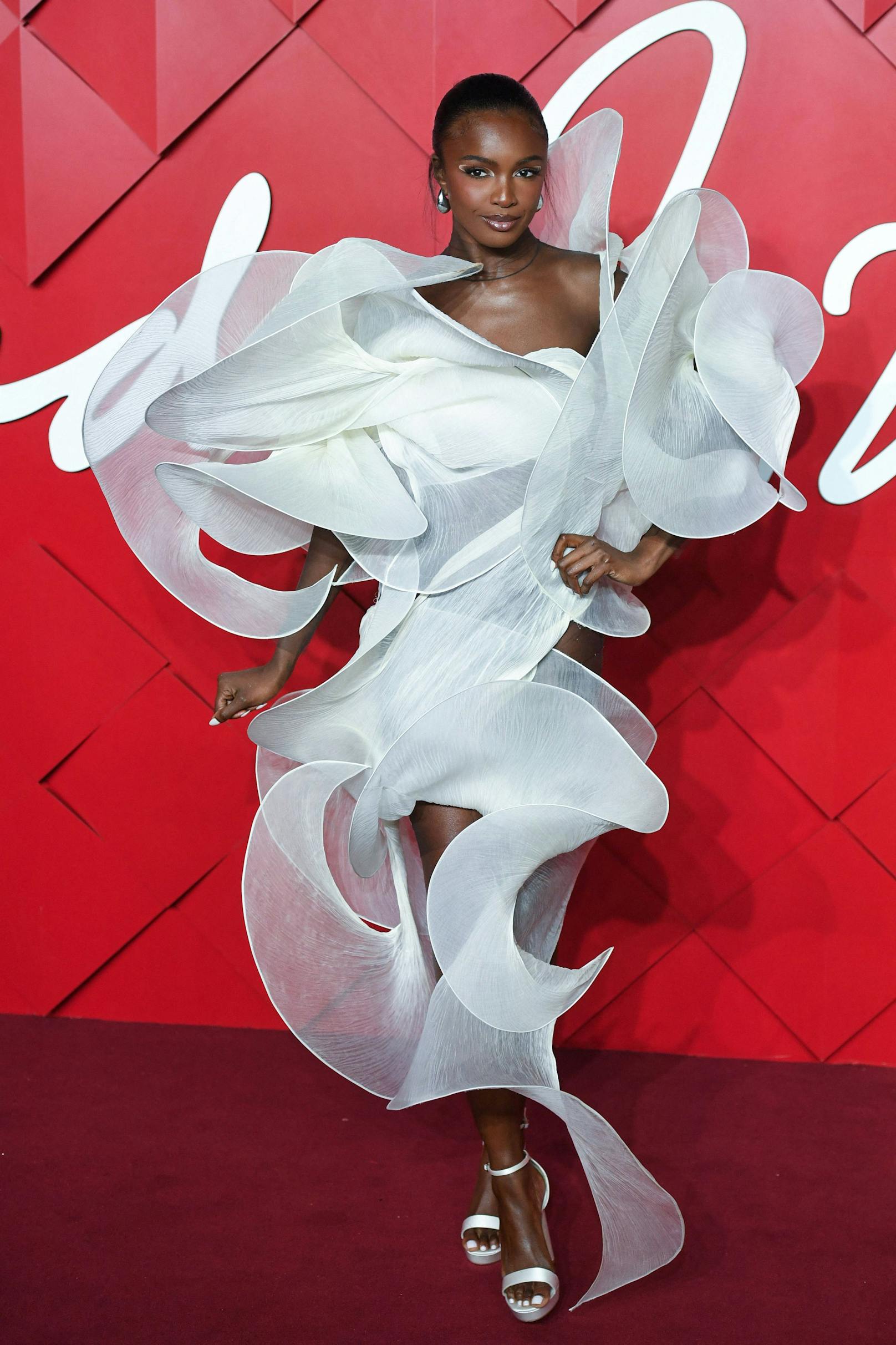 Leomie Anderson zog mit ihrem futuristischen Kleid bei den "The Fashion Awards 2024" sicher viele Blicke auf sich.